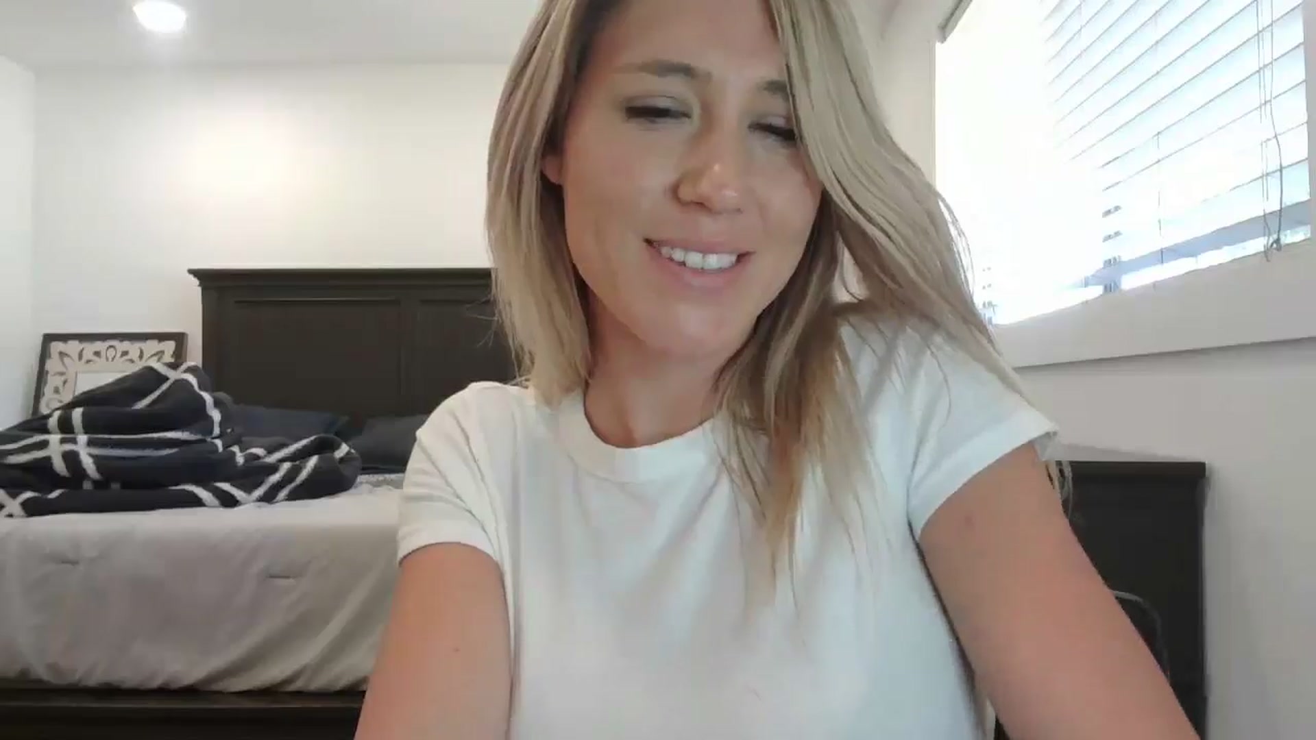 Gallery image thumbnail from blond_milf's myfreecams stream on, 05/28/2024, 21:02 image 8 of 20