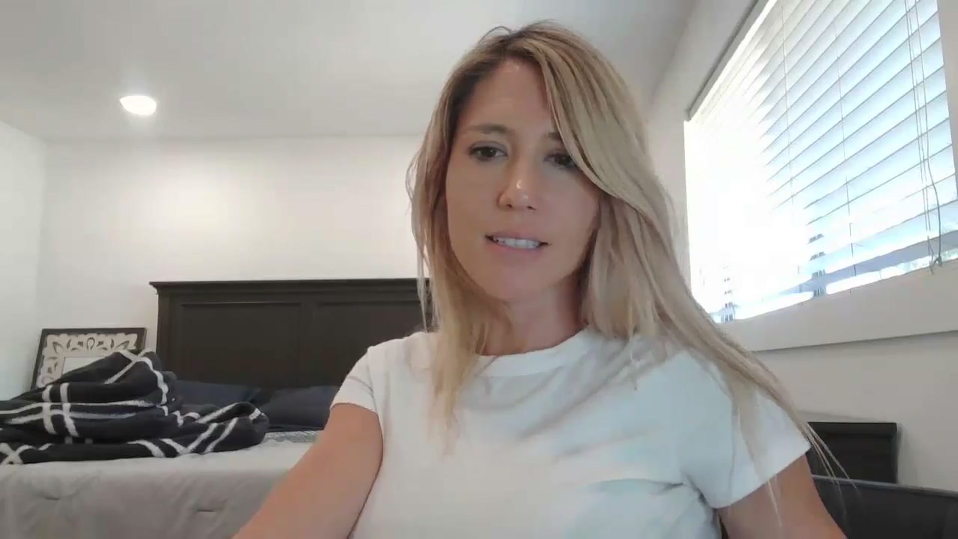 Gallery image thumbnail from blond_milf's myfreecams stream on, 05/28/2024, 21:02 image 14 of 20