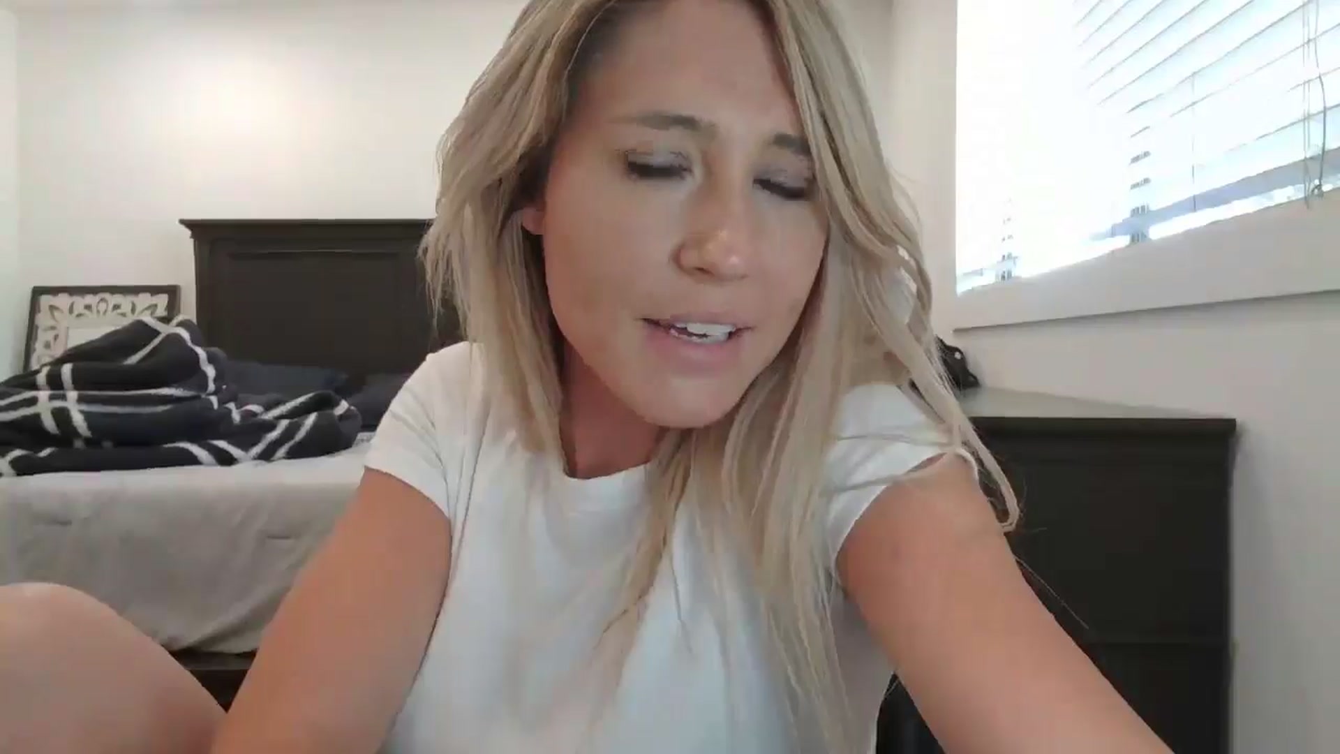 Gallery image thumbnail from blond_milf's myfreecams stream on, 05/28/2024, 21:02 image 9 of 20