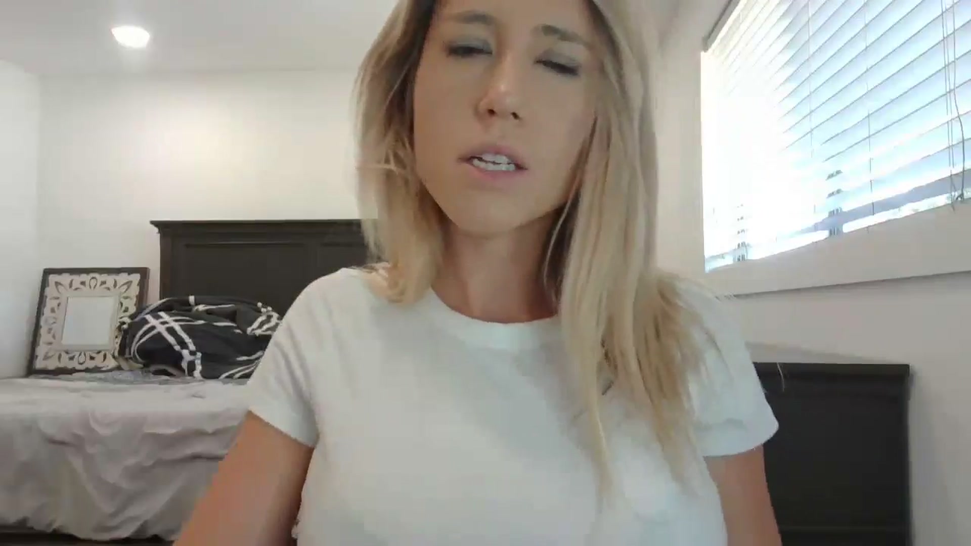 Gallery image thumbnail from blond_milf's myfreecams stream on, 05/28/2024, 22:05 image 2 of 20