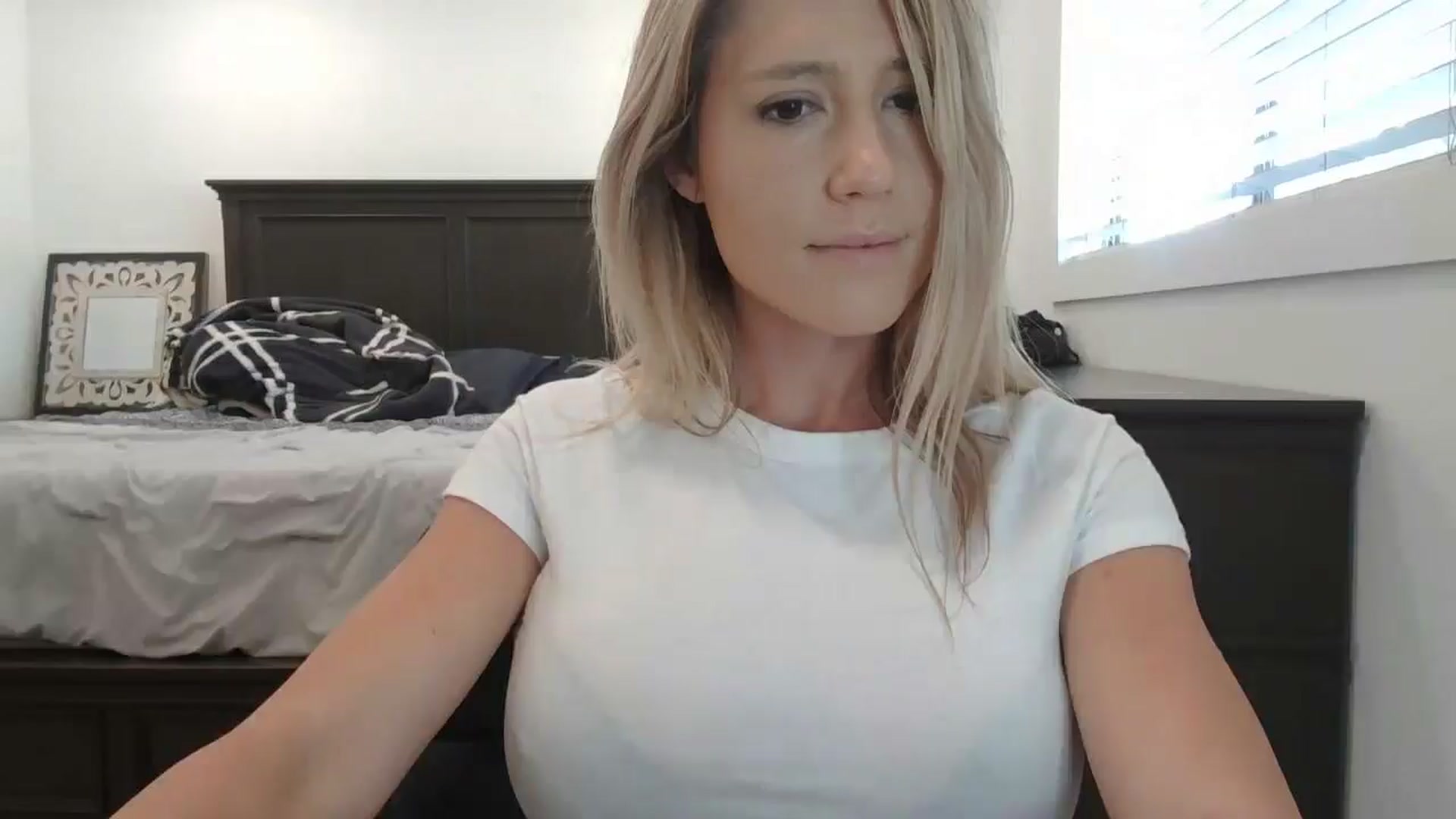 Gallery image thumbnail from blond_milf's myfreecams stream on, 05/28/2024, 22:05 image 5 of 20