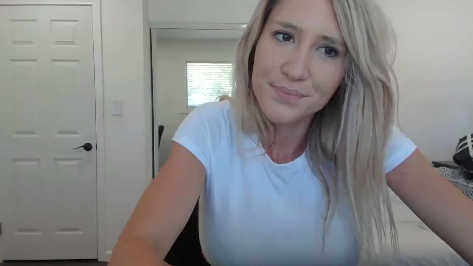 Gallery image thumbnail from blond_milf's myfreecams stream on, 05/28/2024, 22:05 image 6 of 20