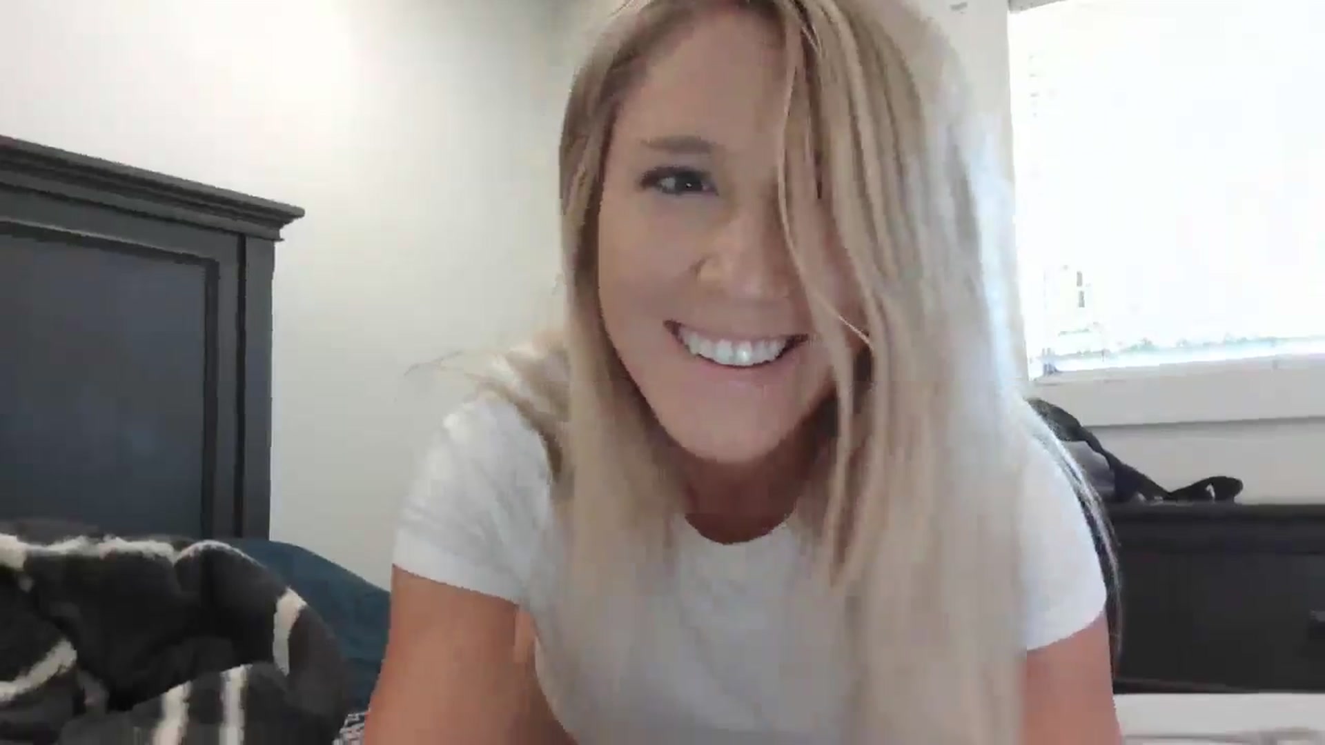 Gallery image thumbnail from blond_milf's myfreecams stream on, 05/28/2024, 22:05 image 16 of 20