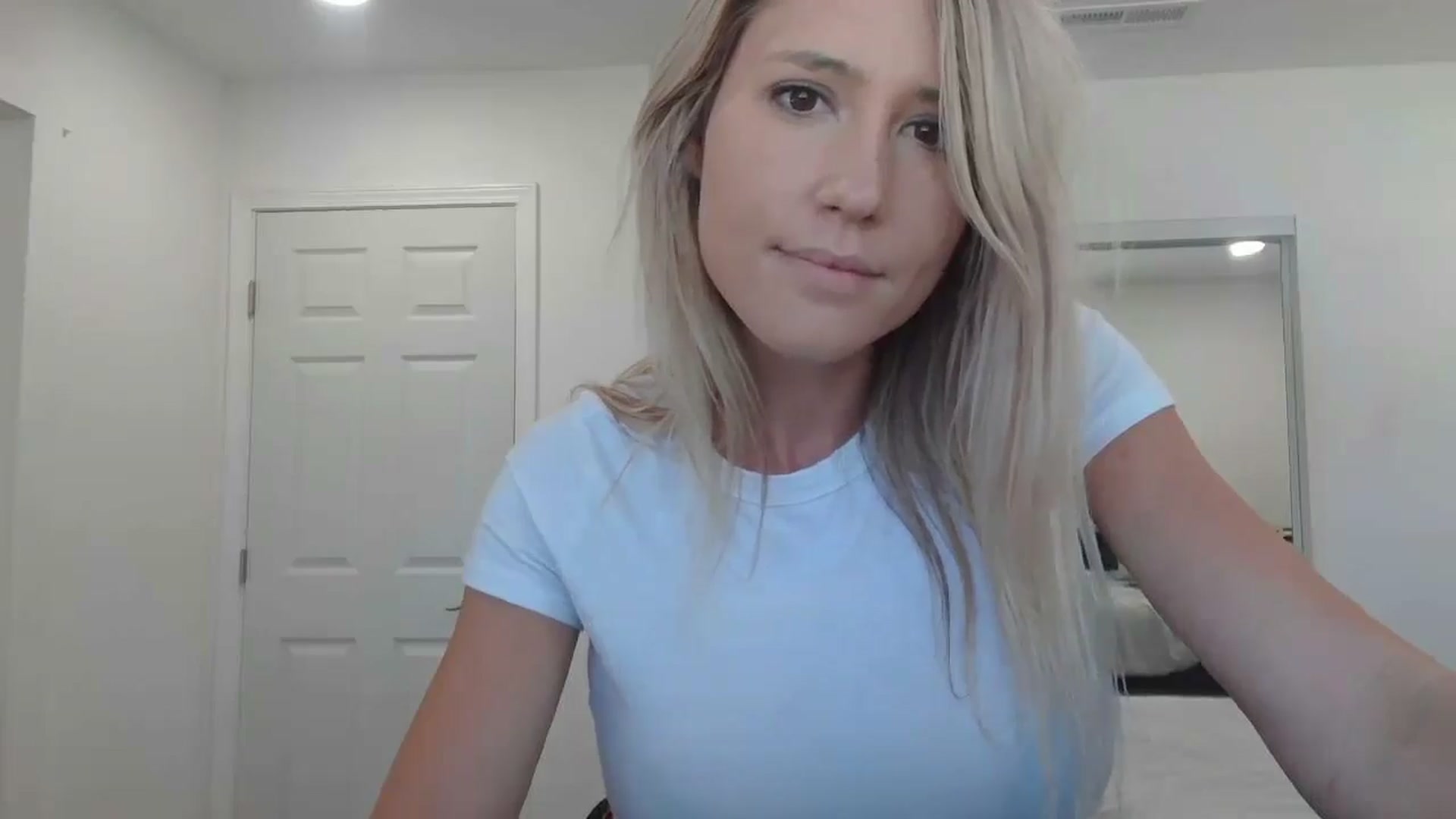 Gallery image thumbnail from blond_milf's myfreecams stream on, 05/28/2024, 22:05 image 9 of 20