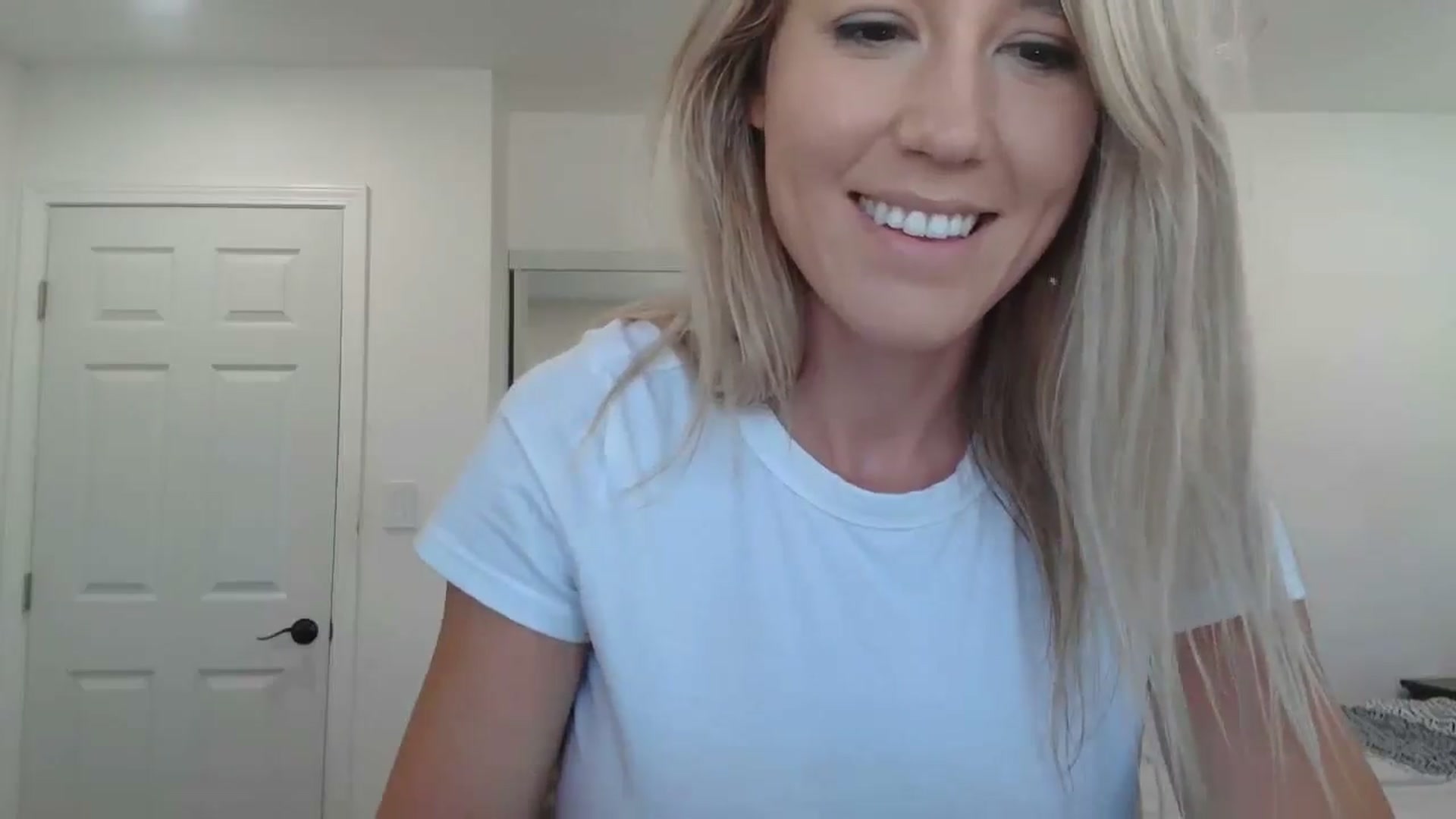 Gallery image thumbnail from blond_milf's myfreecams stream on, 05/28/2024, 22:05 image 13 of 20