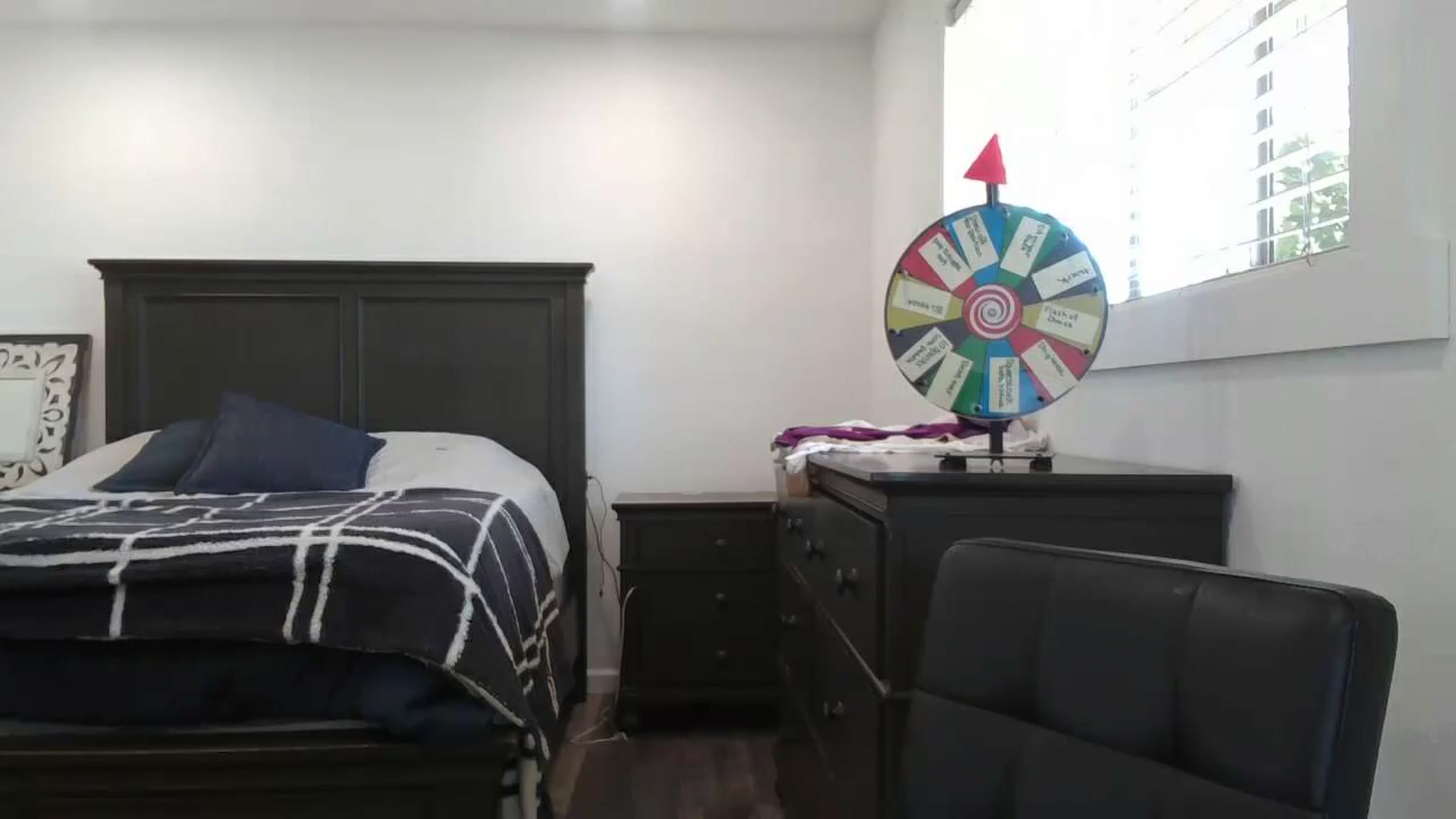 Gallery image thumbnail from blond_milf's myfreecams stream on, 06/06/2024, 22:03 image 12 of 20