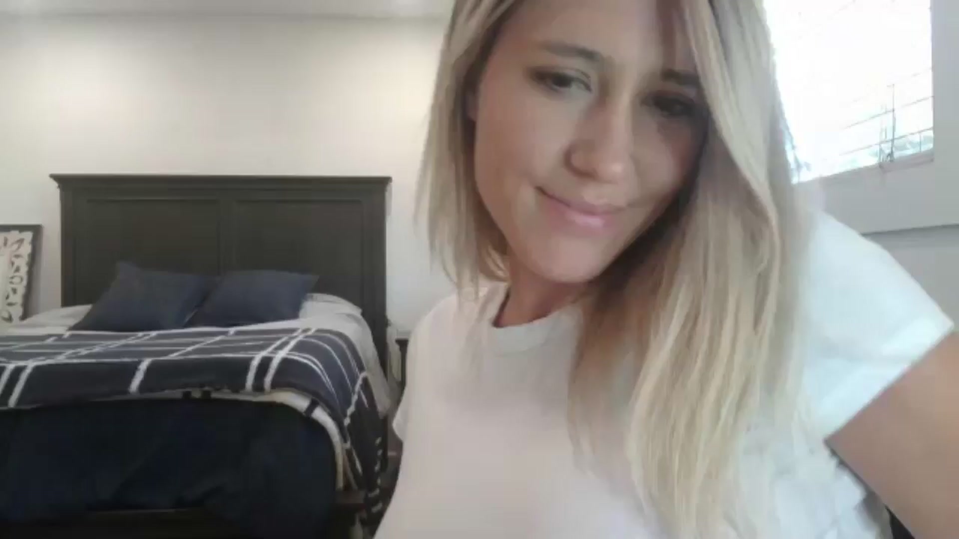 Gallery image thumbnail from blond_milf's myfreecams stream on, 06/10/2024, 19:50 image 10 of 20
