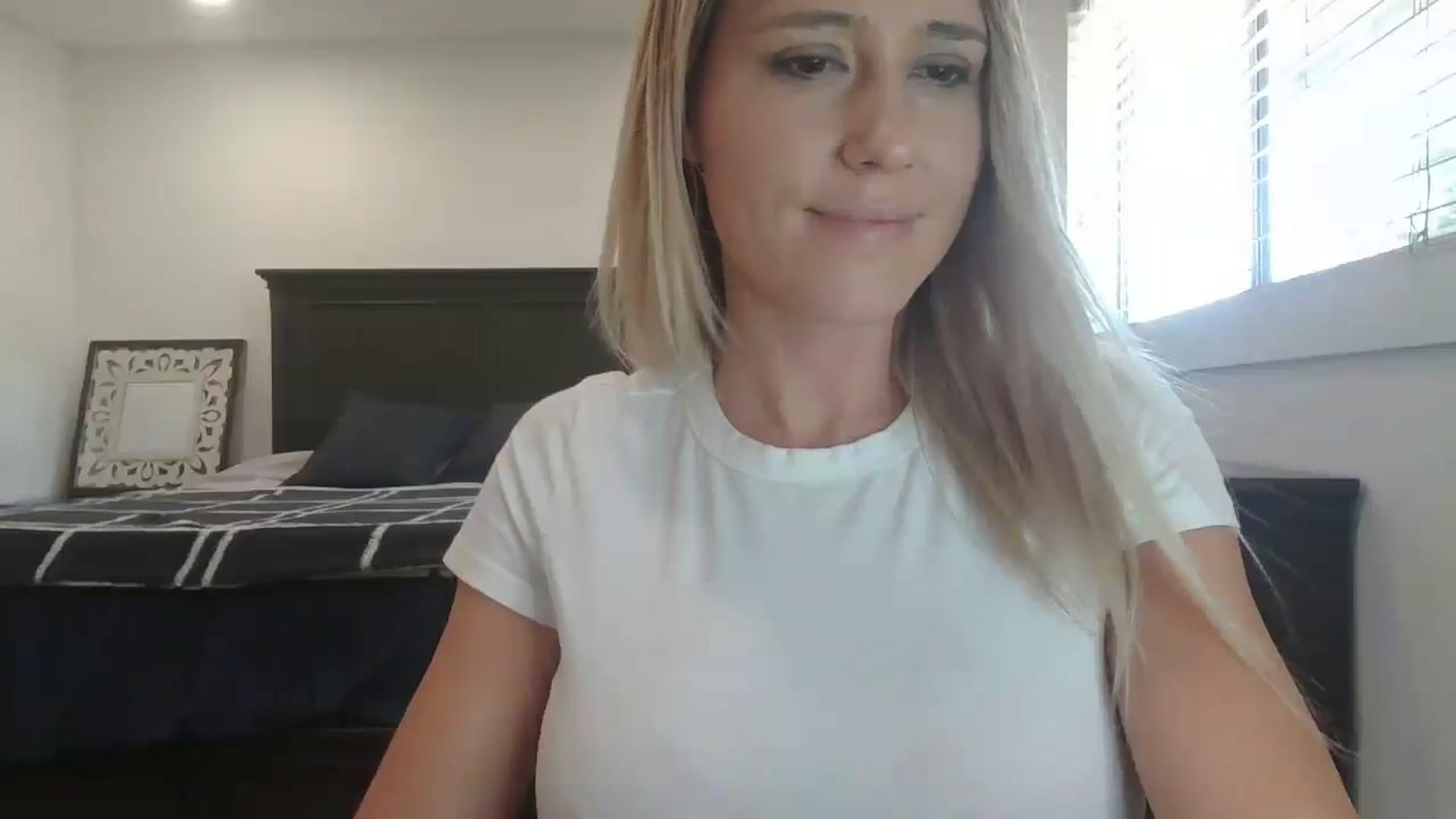 Gallery image thumbnail from blond_milf's myfreecams stream on, 06/10/2024, 19:50 image 6 of 20
