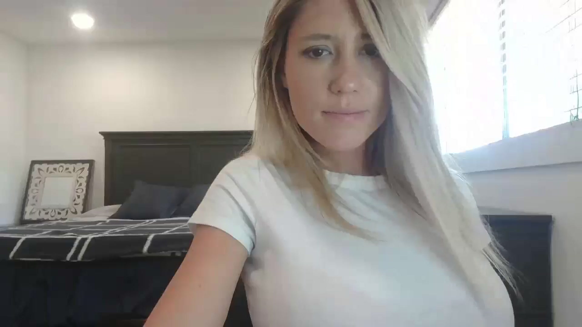 Gallery image thumbnail from blond_milf's myfreecams stream on, 06/10/2024, 20:13 image 14 of 20