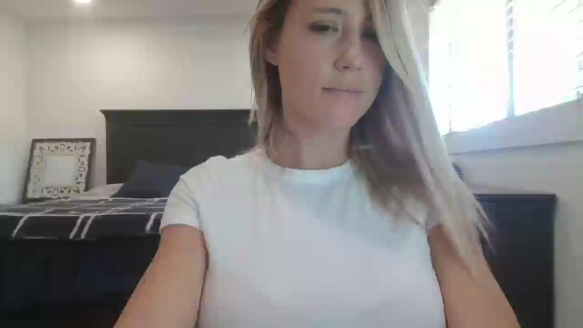 Gallery image thumbnail from blond_milf's myfreecams stream on, 06/10/2024, 20:13 image 17 of 20