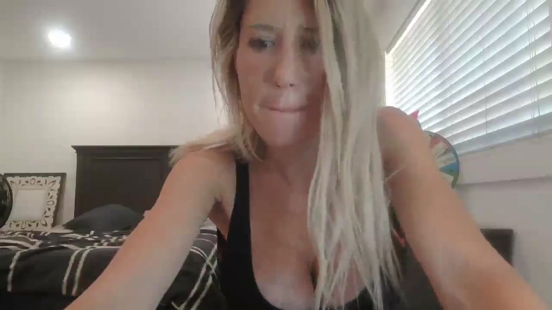 Gallery image thumbnail from blond_milf's myfreecams stream on, 06/11/2024, 21:42 image 16 of 20