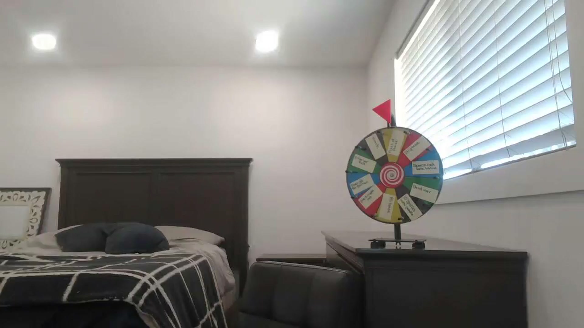 Gallery image thumbnail from blond_milf's myfreecams stream on, 06/19/2024, 22:11 image 9 of 20