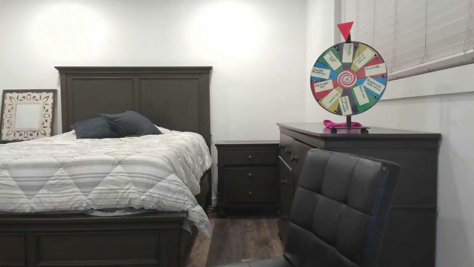 Gallery image thumbnail from blond_milf's myfreecams stream on, 07/17/2024, 08:01 image 14 of 20