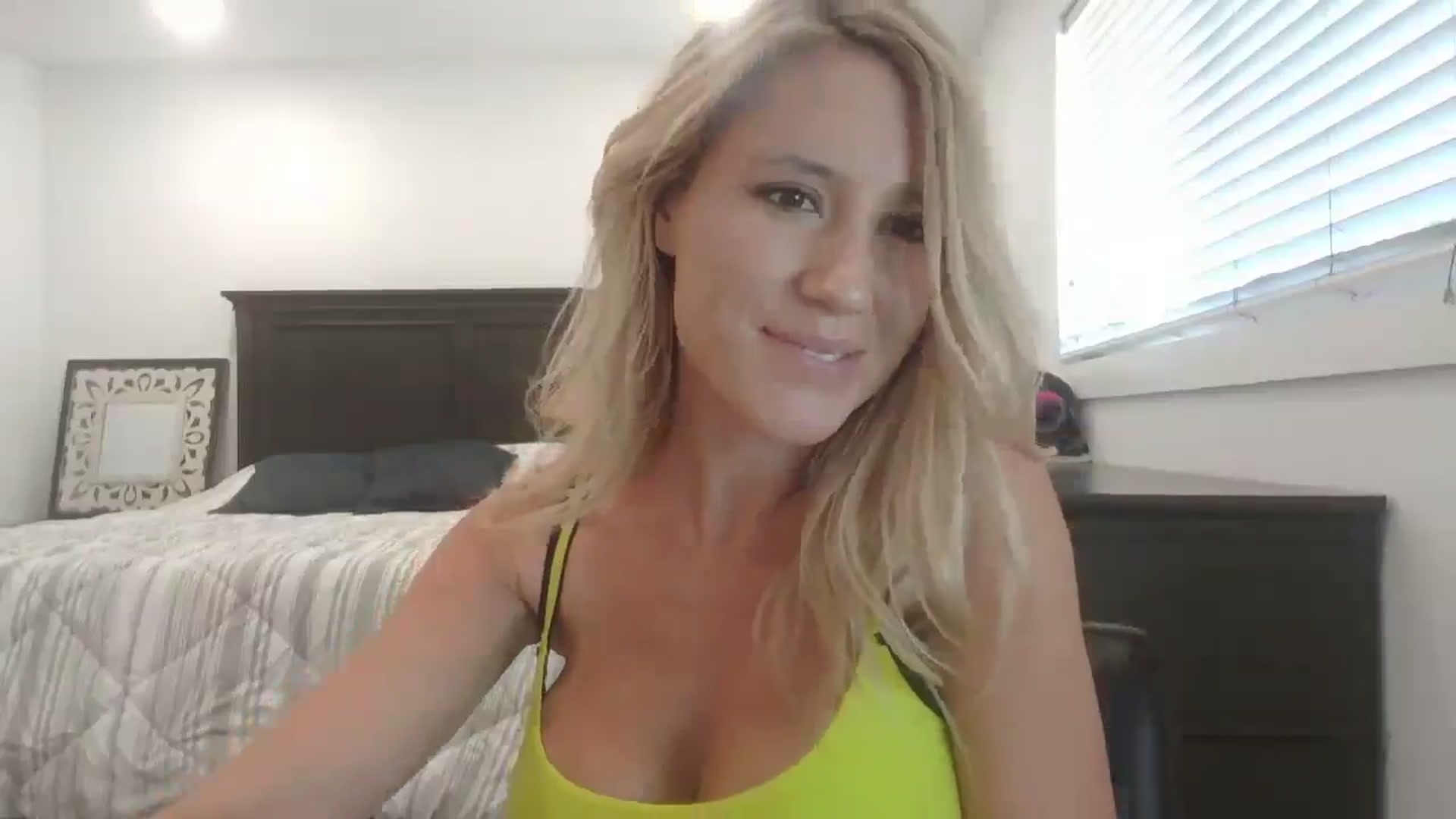 Gallery image thumbnail from blond_milf's myfreecams stream on, 07/17/2024, 21:27 image 6 of 20