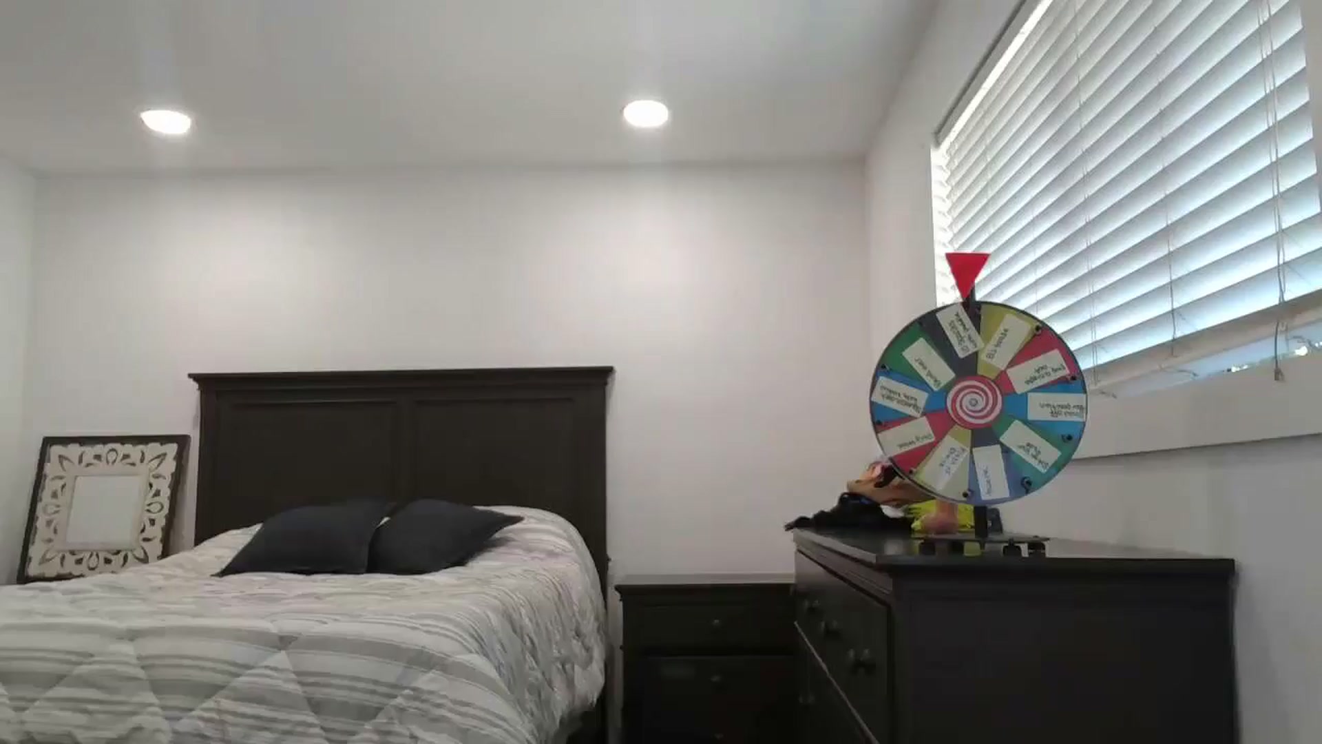 Gallery image thumbnail from blond_milf's myfreecams stream on, 07/22/2024, 20:25 image 7 of 20
