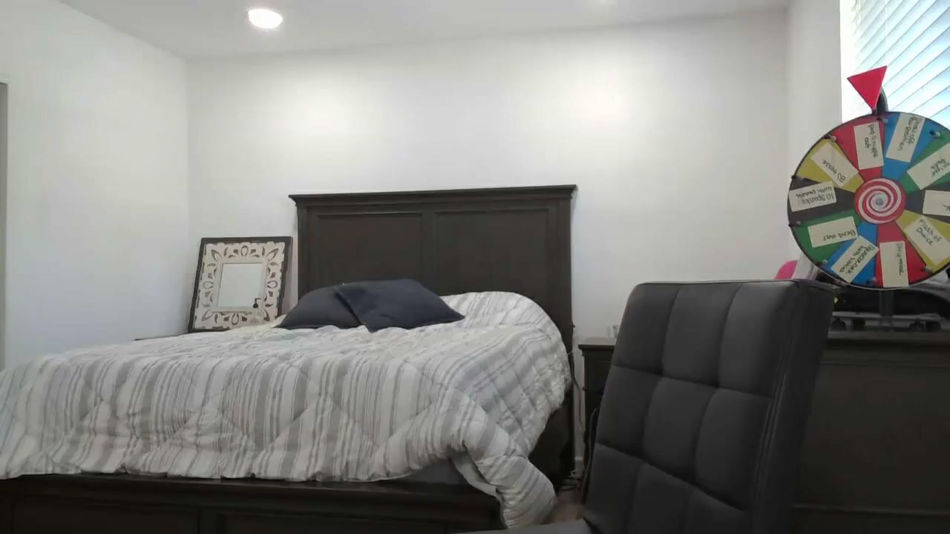 Gallery image thumbnail from blond_milf's myfreecams stream on, 07/30/2024, 22:33 image 16 of 20