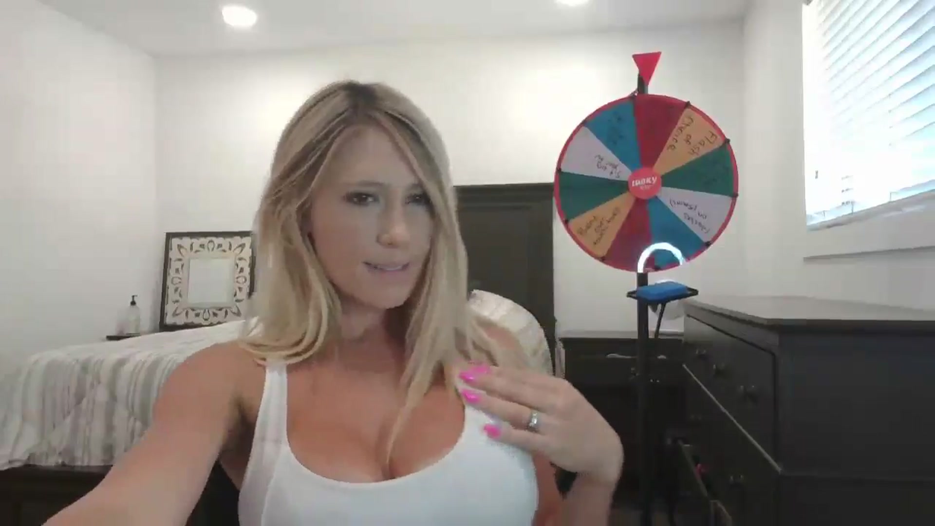 Gallery image thumbnail from blond_milf's myfreecams stream on, 08/26/2024, 23:14 image 12 of 20