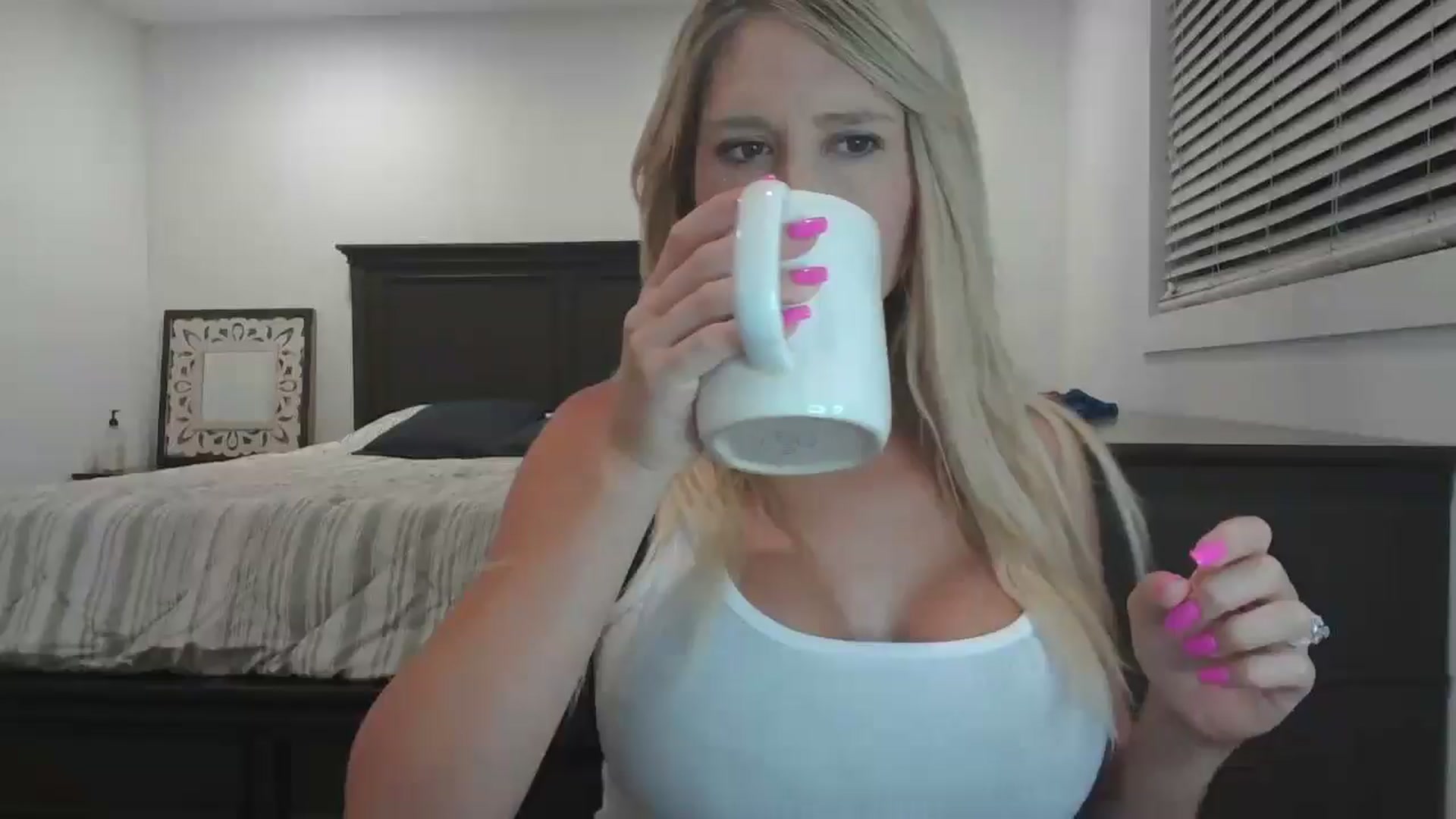 Gallery image thumbnail from blond_milf's myfreecams stream on, 08/27/2024, 06:06 image 1 of 20
