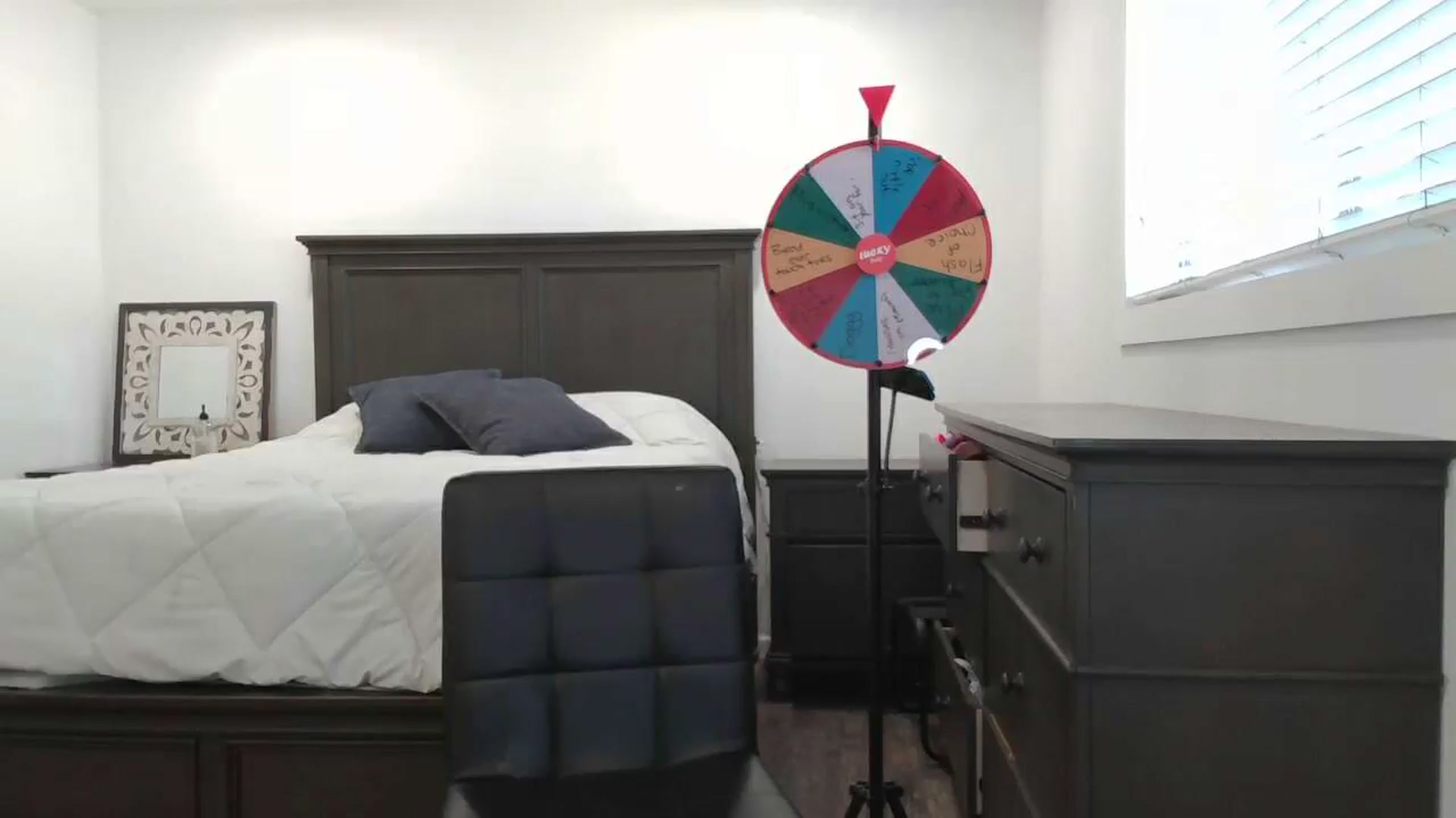 Gallery image thumbnail from blond_milf's myfreecams stream on, 08/29/2024, 23:24 image 6 of 20
