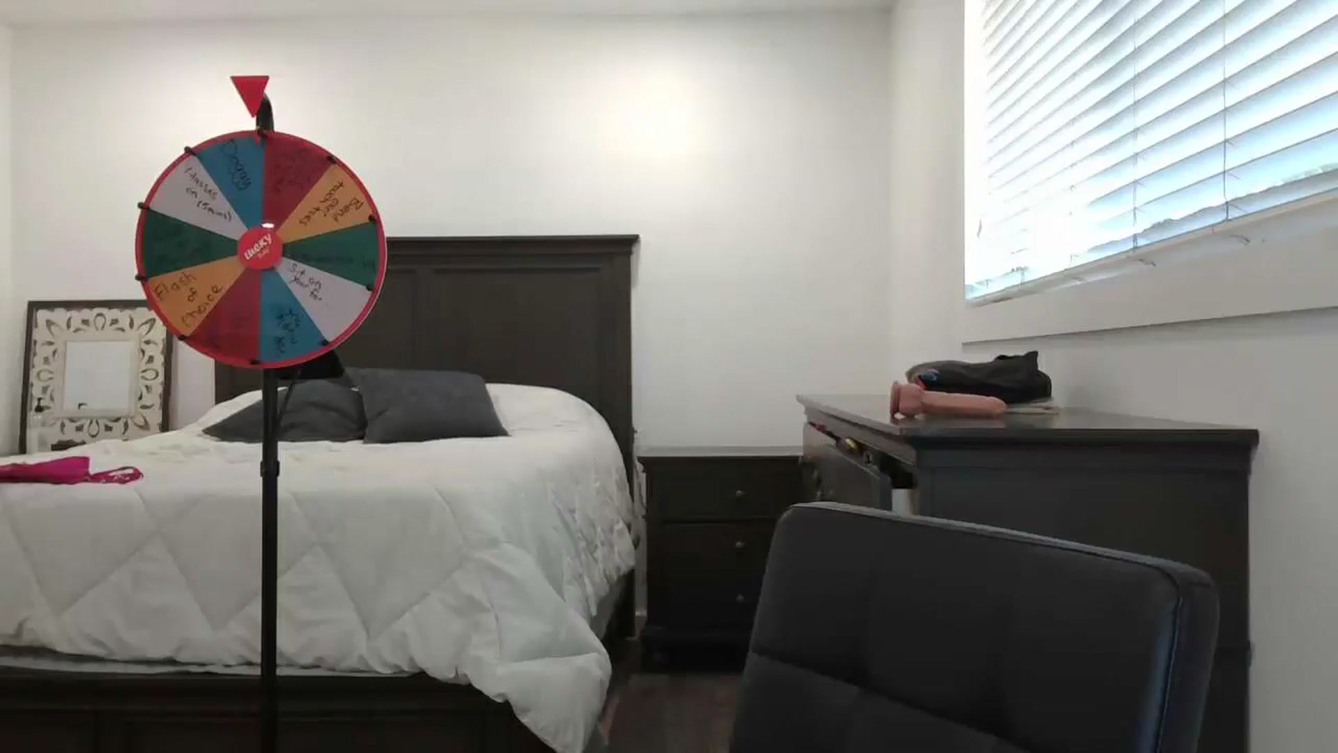 Gallery image thumbnail from blond_milf's myfreecams stream on, 08/30/2024, 21:30 image 17 of 20