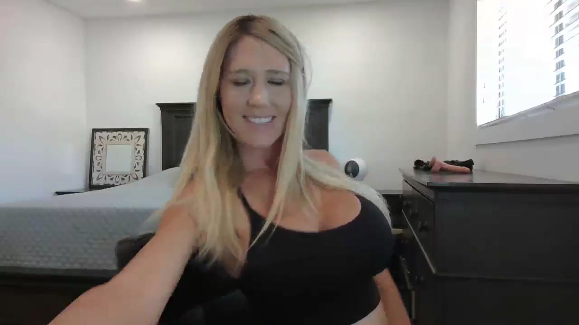 Gallery image thumbnail from blond_milf's myfreecams stream on, 09/10/2024, 21:23 image 5 of 20