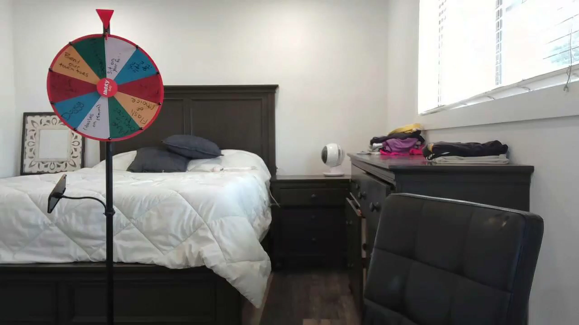 Gallery image thumbnail from blond_milf's myfreecams stream on, 09/17/2024, 06:03 image 18 of 20
