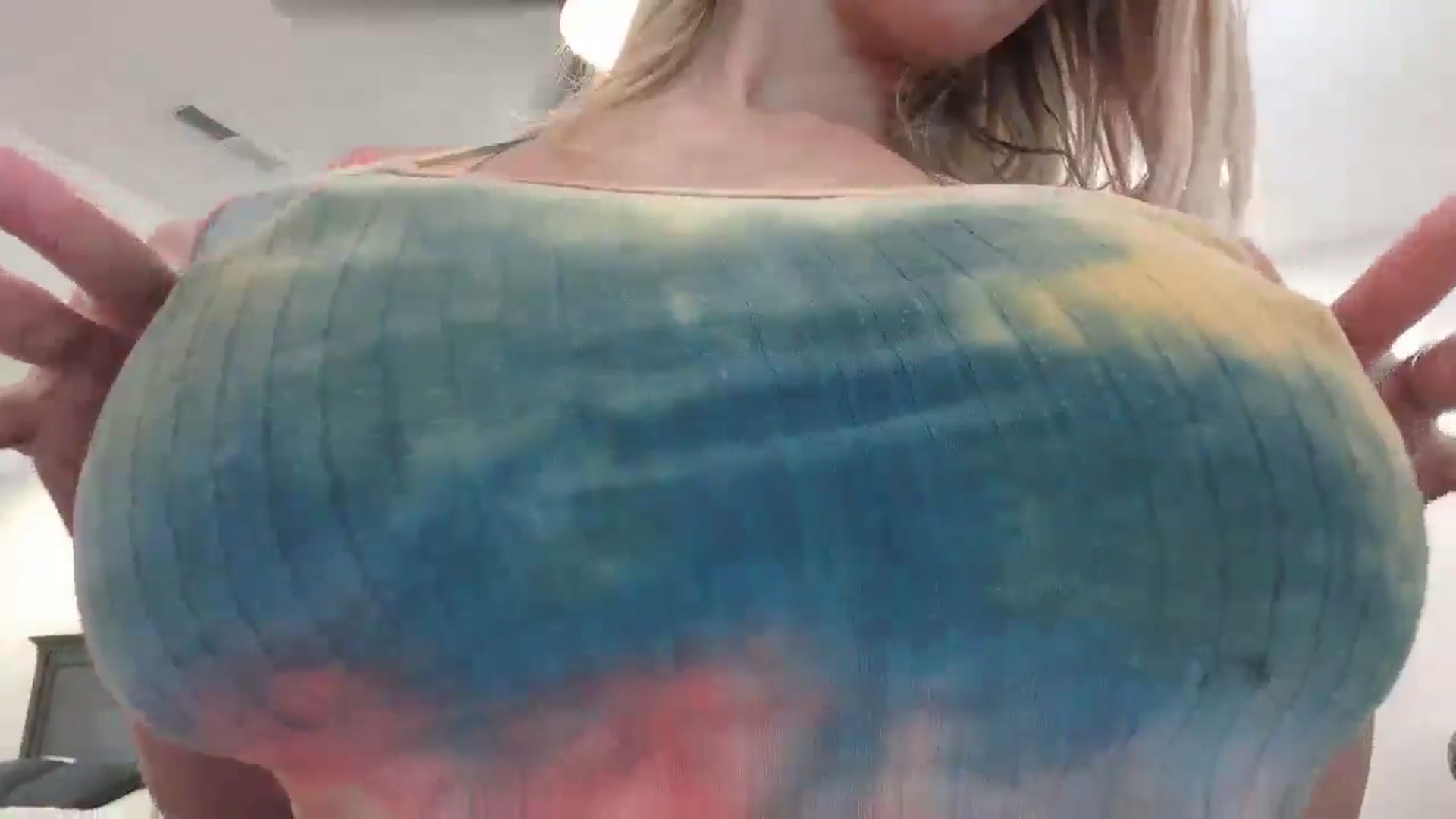Gallery image thumbnail from blond_milf's myfreecams stream on, 09/18/2024, 23:27 image 10 of 20