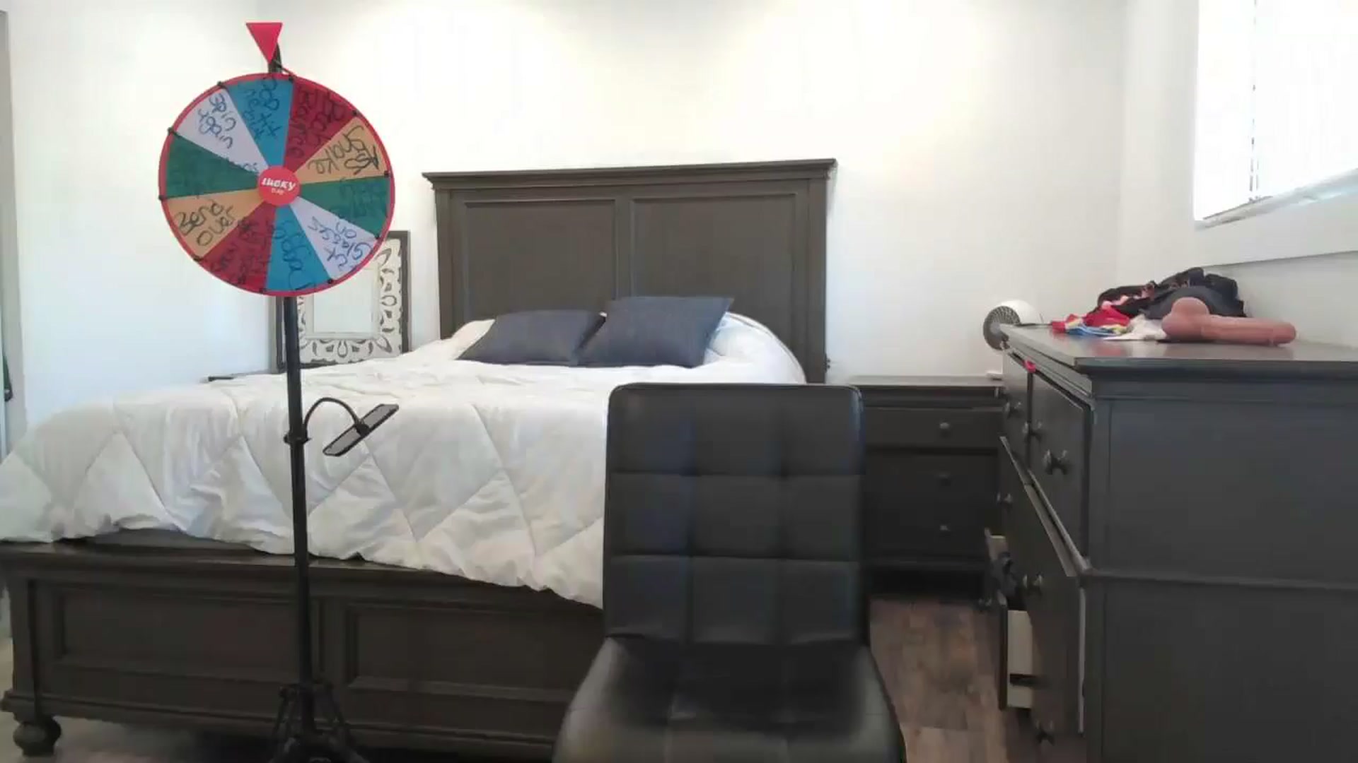 Gallery image thumbnail from blond_milf's myfreecams stream on, 09/23/2024, 22:38 image 12 of 20