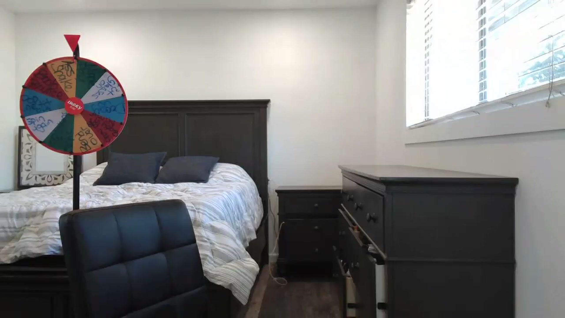 Gallery image thumbnail from blond_milf's myfreecams stream on, 09/25/2024, 21:39 image 2 of 20