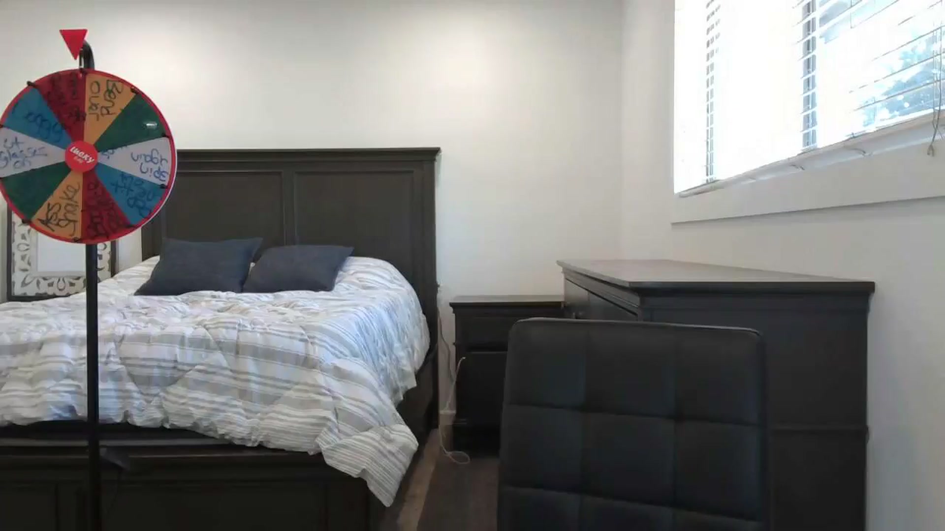 Gallery image thumbnail from blond_milf's myfreecams stream on, 09/25/2024, 21:39 image 14 of 20