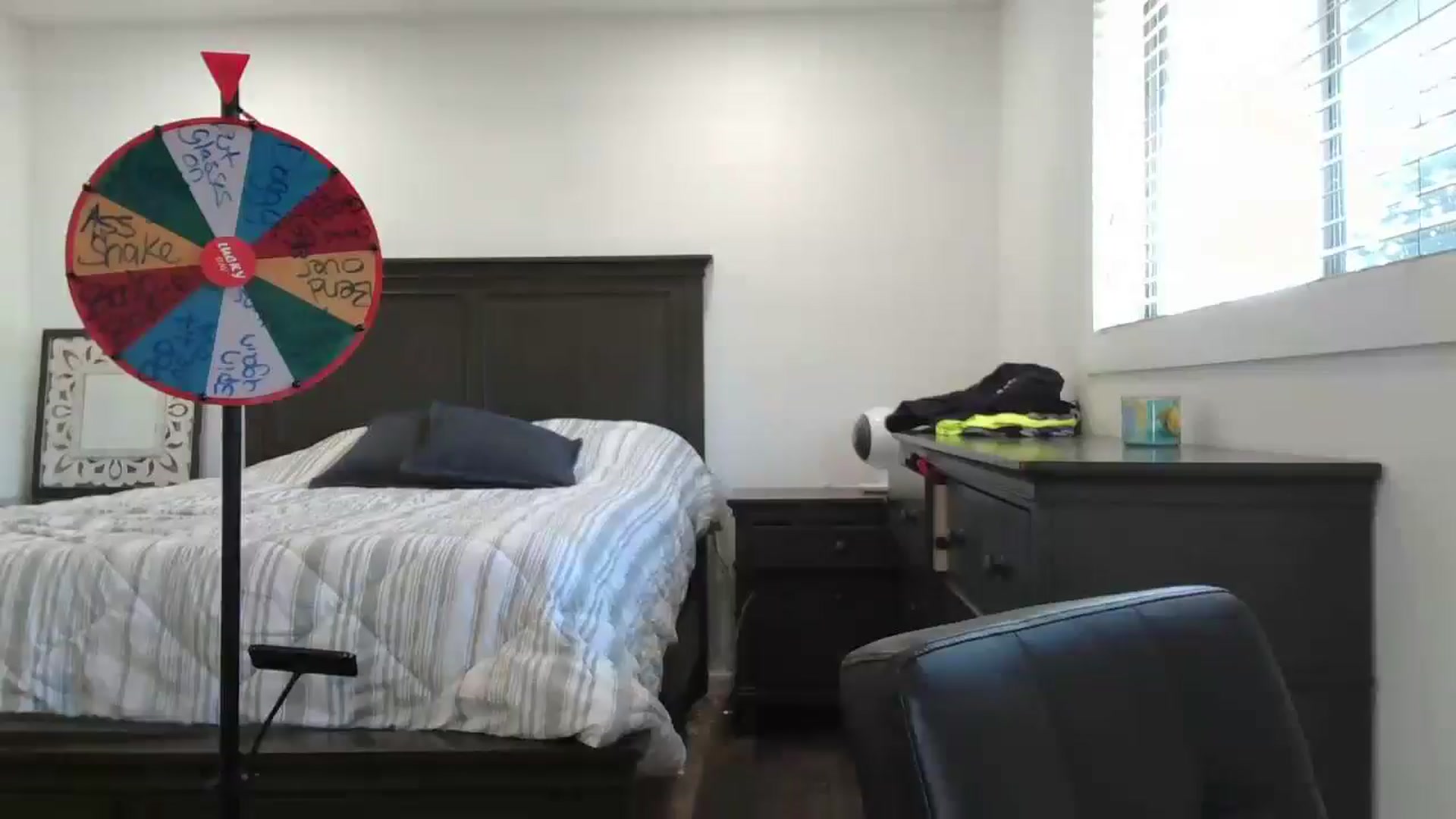 Gallery image thumbnail from blond_milf's myfreecams stream on, 10/01/2024, 22:40 image 7 of 20