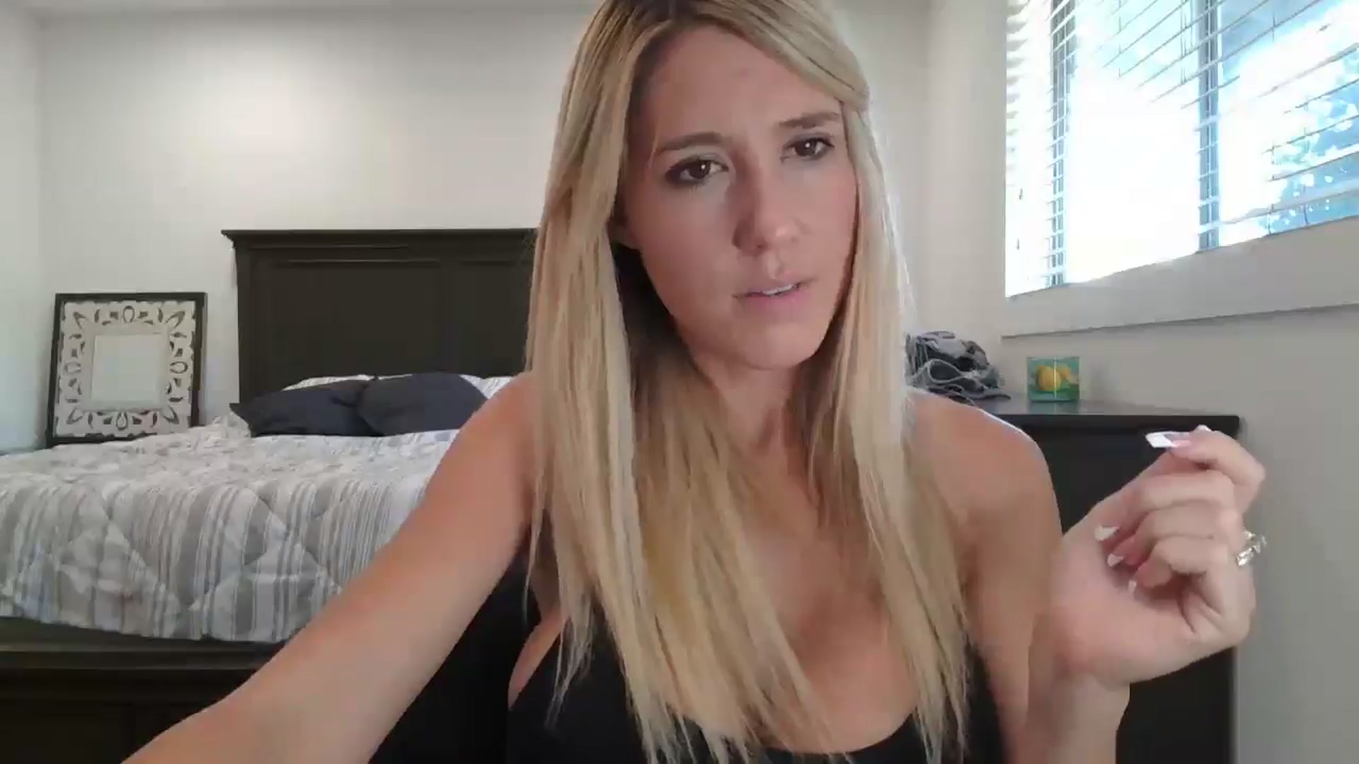 Gallery image thumbnail from blond_milf's myfreecams stream on, 10/03/2024, 24:00 image 10 of 20