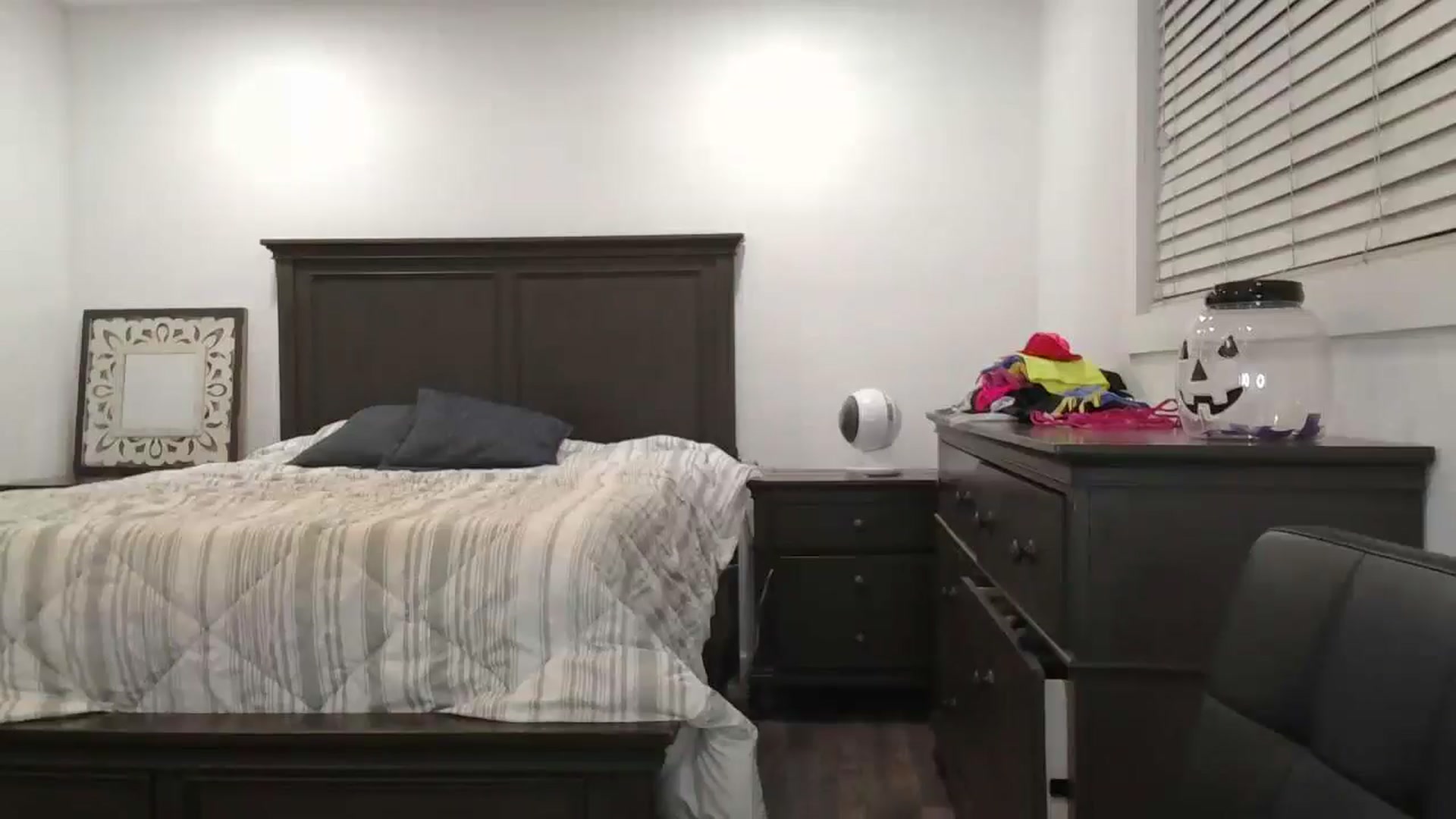 Gallery image thumbnail from blond_milf's myfreecams stream on, 10/08/2024, 05:54 image 14 of 20