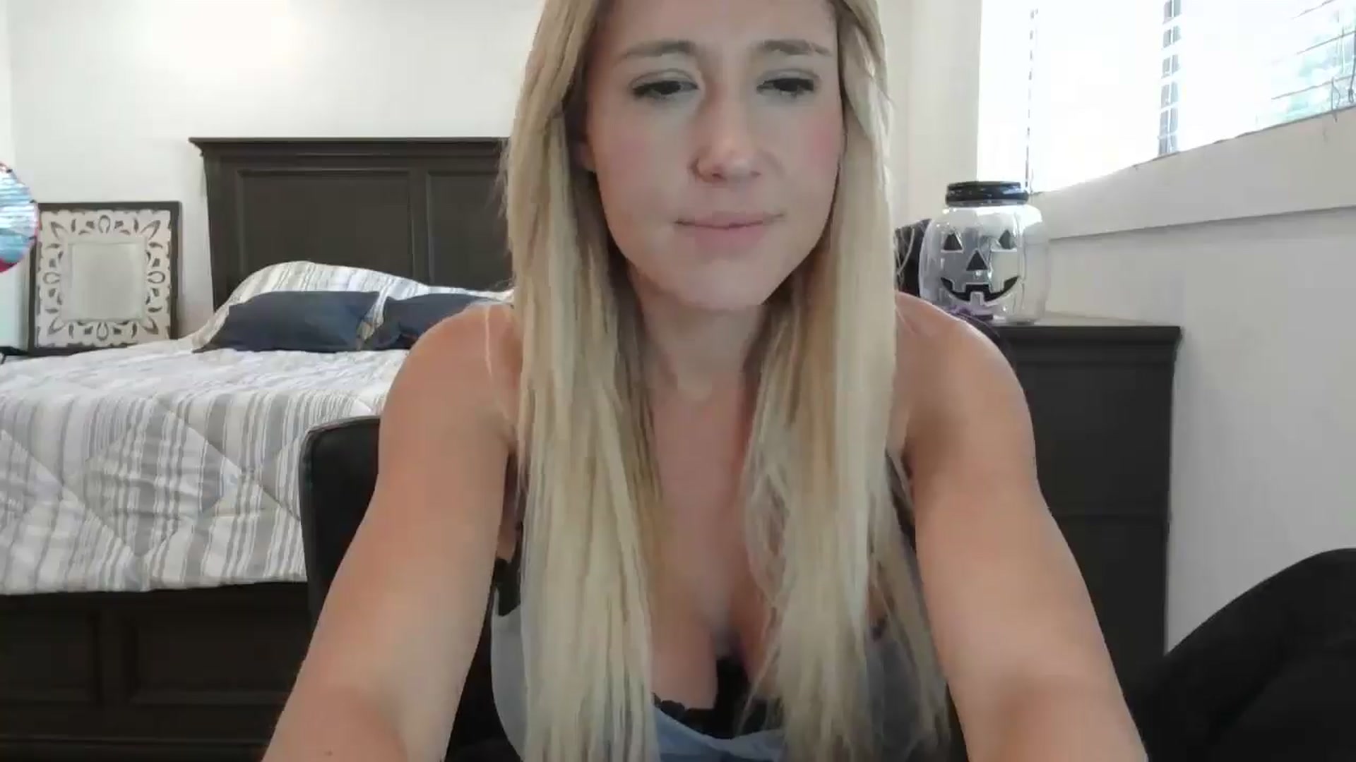 Gallery image thumbnail from blond_milf's myfreecams stream on, 10/17/2024, 22:22 image 4 of 20