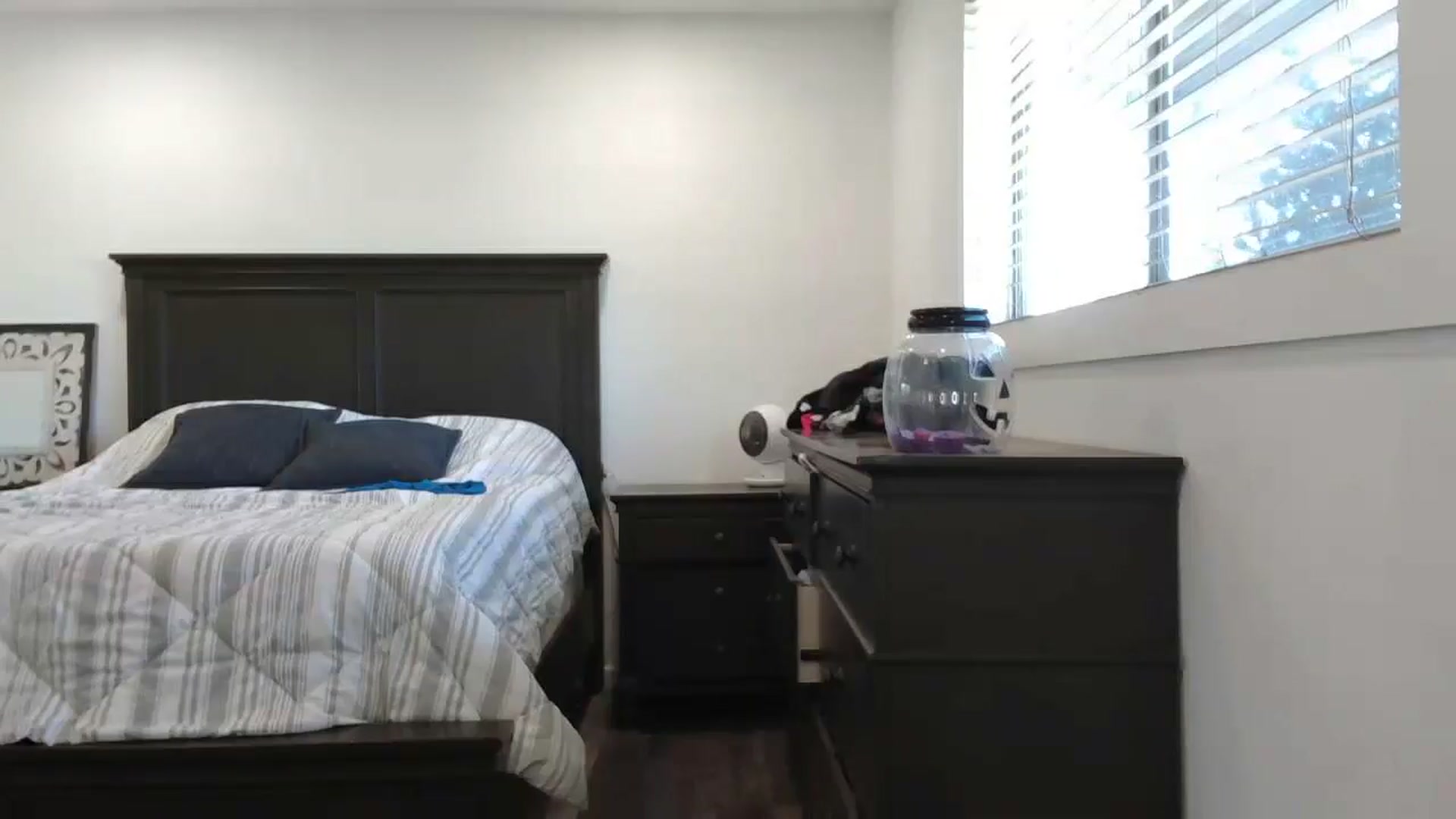 Gallery image thumbnail from blond_milf's myfreecams stream on, 10/18/2024, 21:37 image 19 of 20