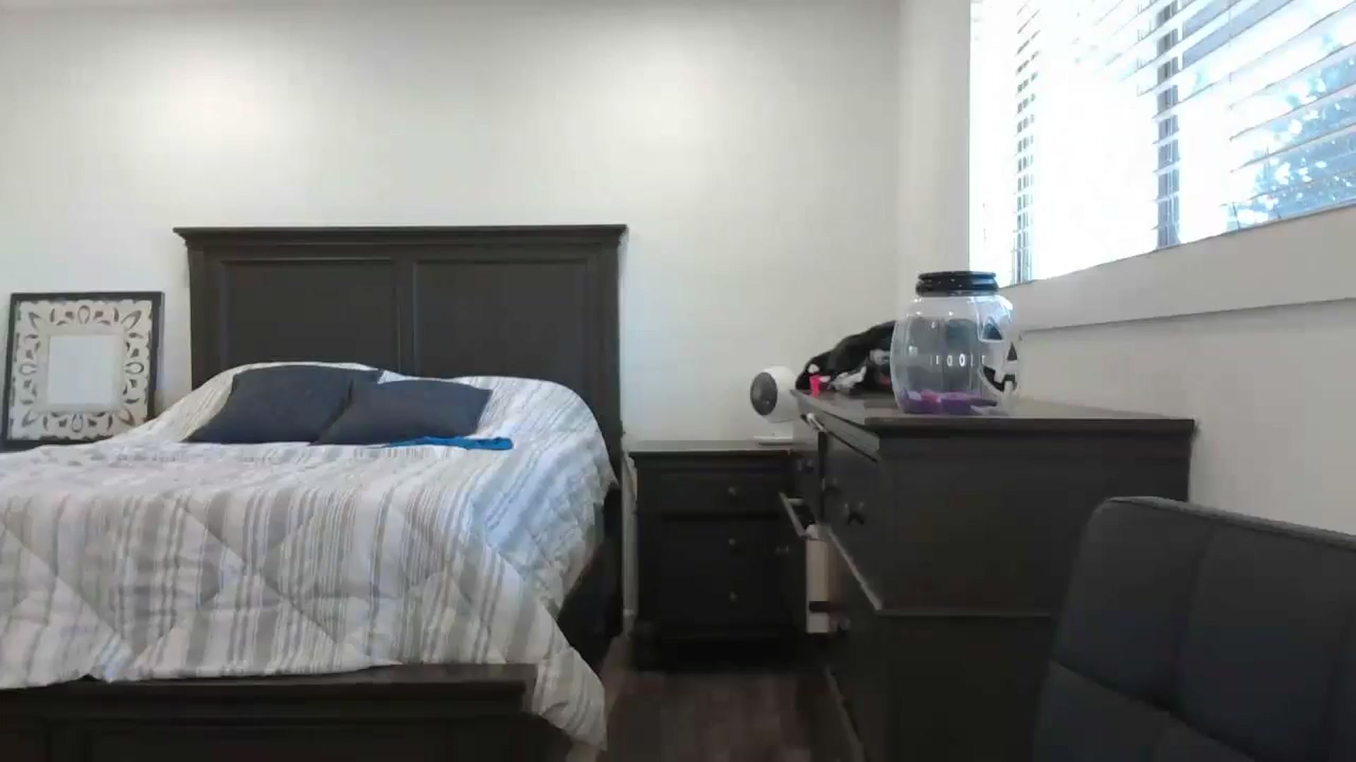 Gallery image thumbnail from blond_milf's myfreecams stream on, 10/18/2024, 21:37 image 17 of 20