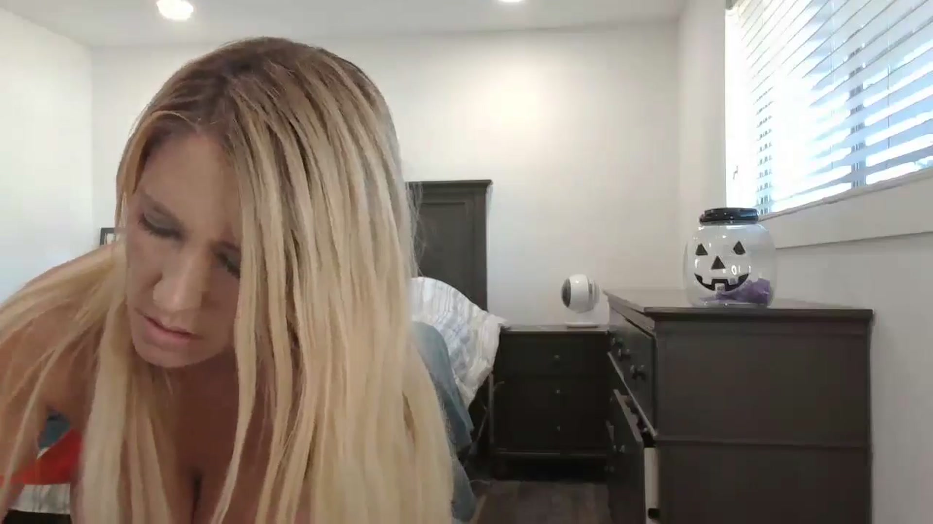 Gallery image thumbnail from blond_milf's myfreecams stream on, 10/23/2024, 20:58 image 18 of 20