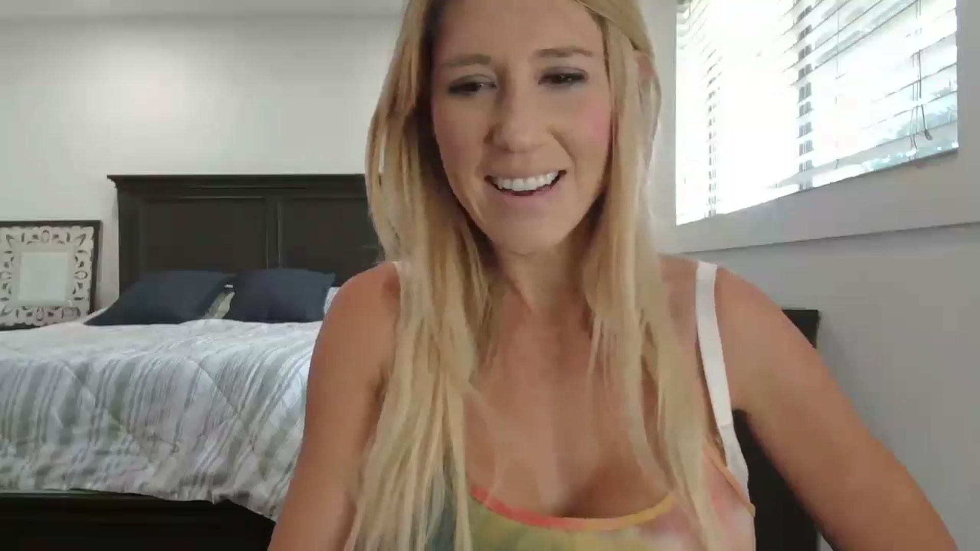 Gallery image thumbnail from blond_milf's myfreecams stream on, 10/25/2024, 20:29 image 6 of 20