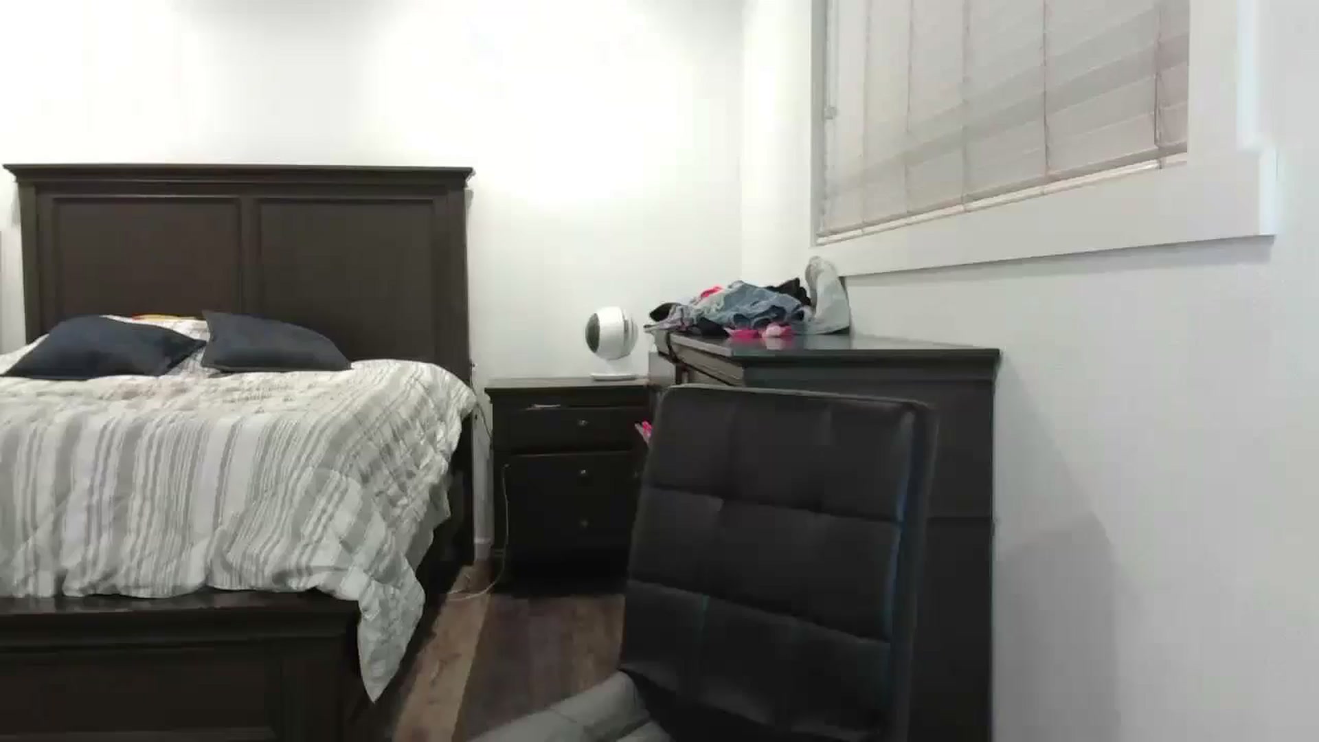 Gallery image thumbnail from blond_milf's myfreecams stream on, 10/30/2024, 07:06 image 16 of 20
