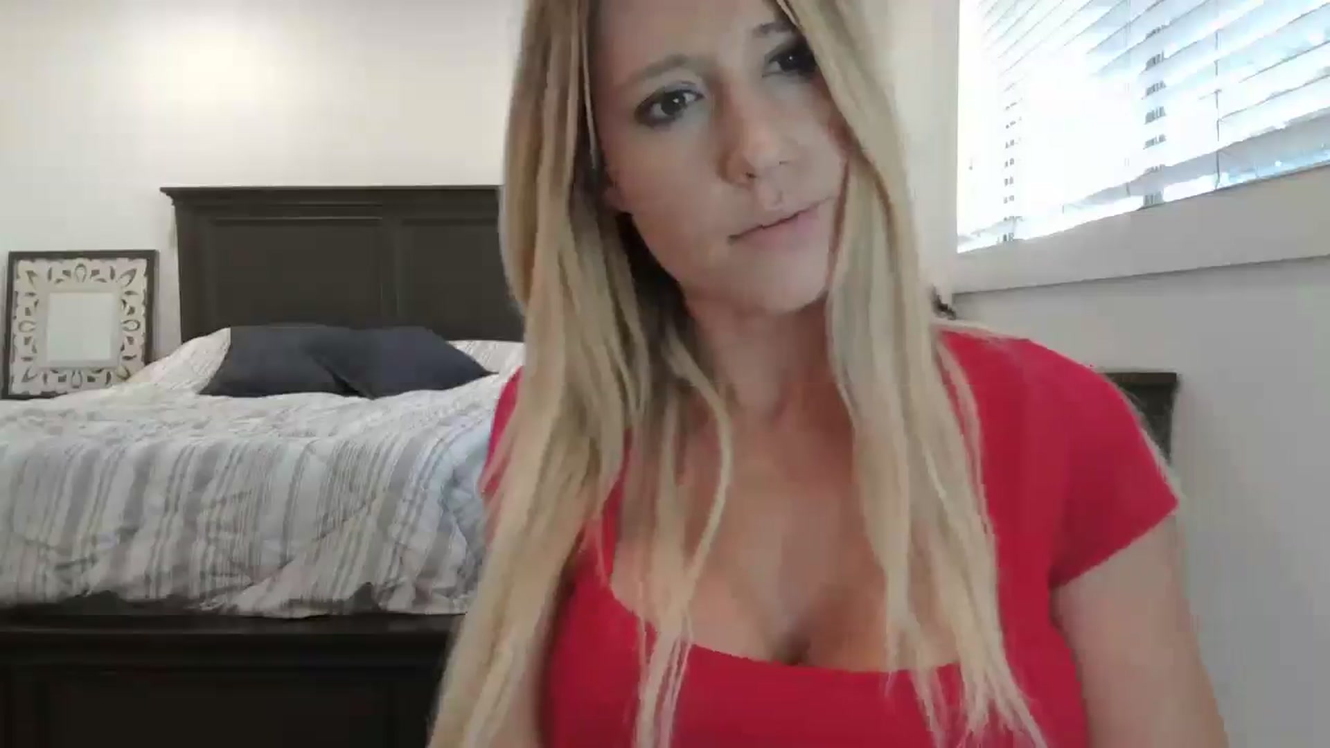 Gallery image thumbnail from blond_milf's myfreecams stream on, 10/30/2024, 22:07 image 11 of 20