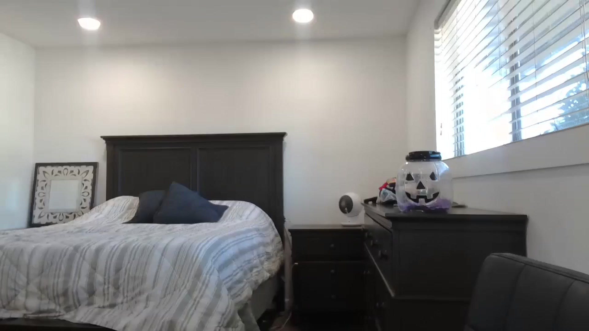 Gallery image thumbnail from blond_milf's myfreecams stream on, 10/31/2024, 21:33 image 19 of 20
