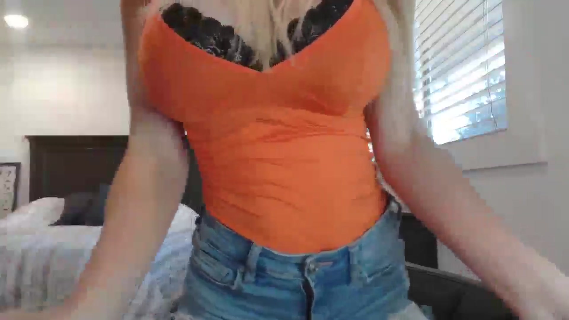 Gallery image thumbnail from blond_milf's myfreecams stream on, 10/31/2024, 21:33 image 11 of 20