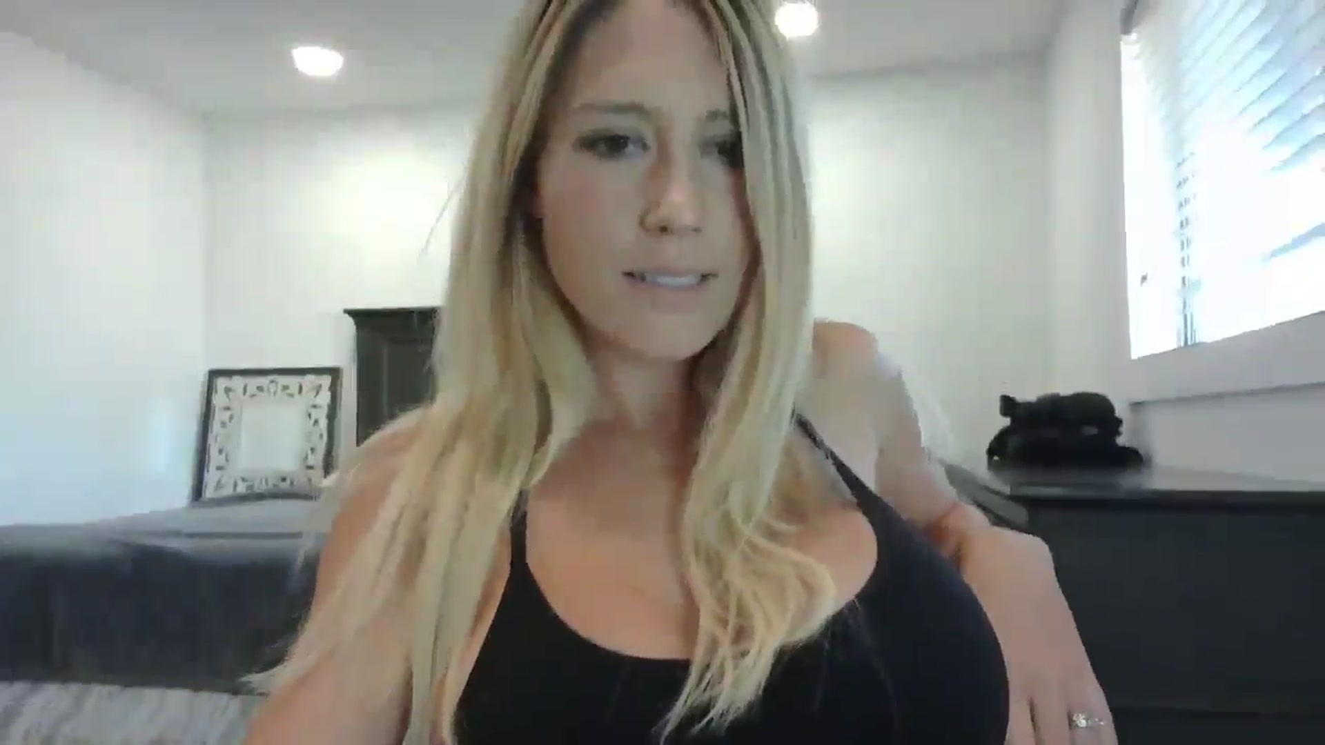 Gallery image thumbnail from blond_milf's myfreecams stream on, 11/05/2024, 23:32 image 10 of 20