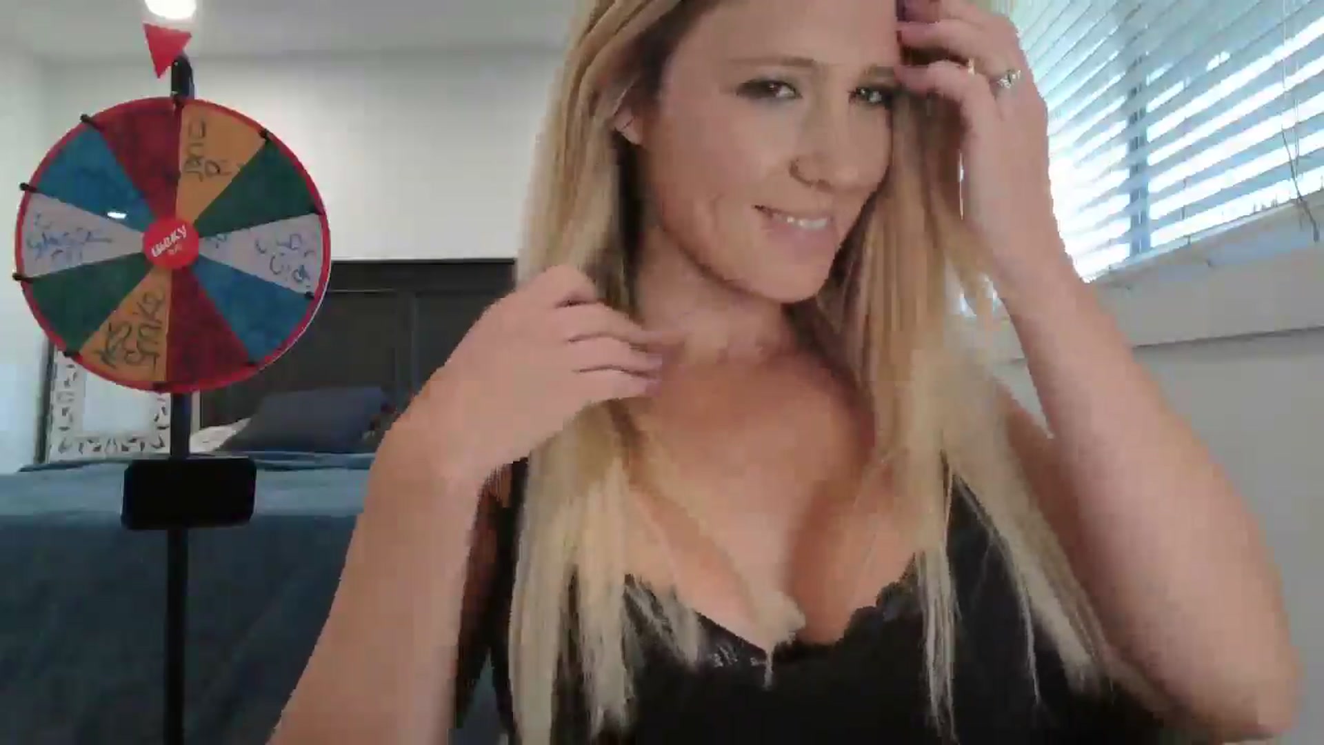 Gallery image thumbnail from blond_milf's myfreecams stream on, 11/18/2024, 21:35 image 18 of 20