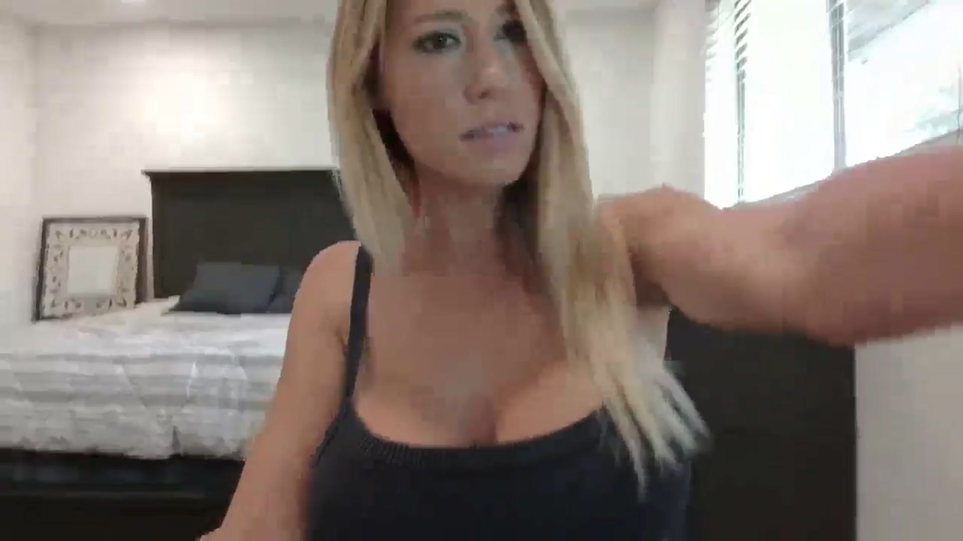 Gallery image thumbnail from blond_milf's myfreecams stream on, 11/26/2024, 21:17 image 7 of 20