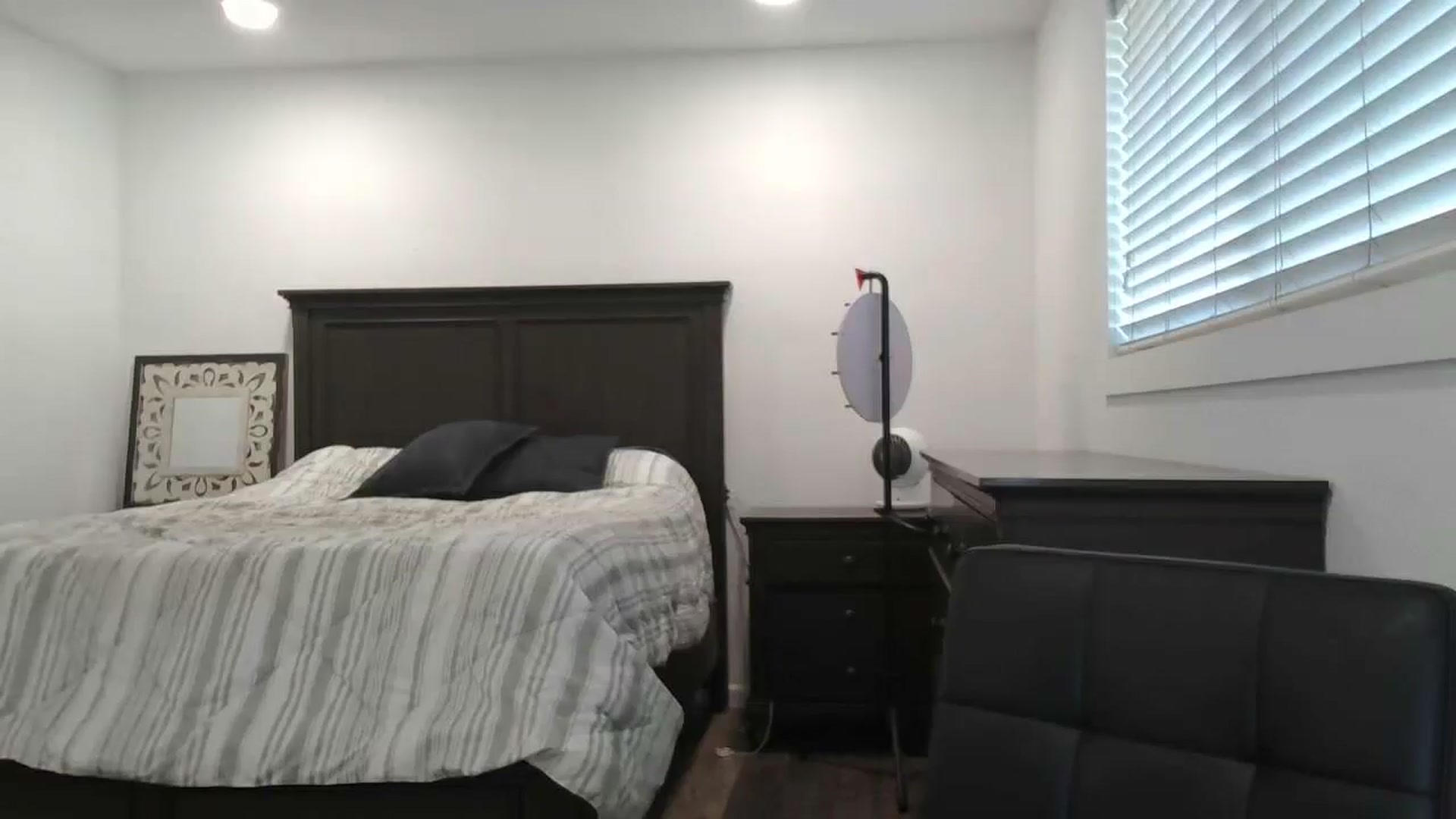 Gallery image thumbnail from blond_milf's myfreecams stream on, 11/27/2024, 23:00 image 10 of 20
