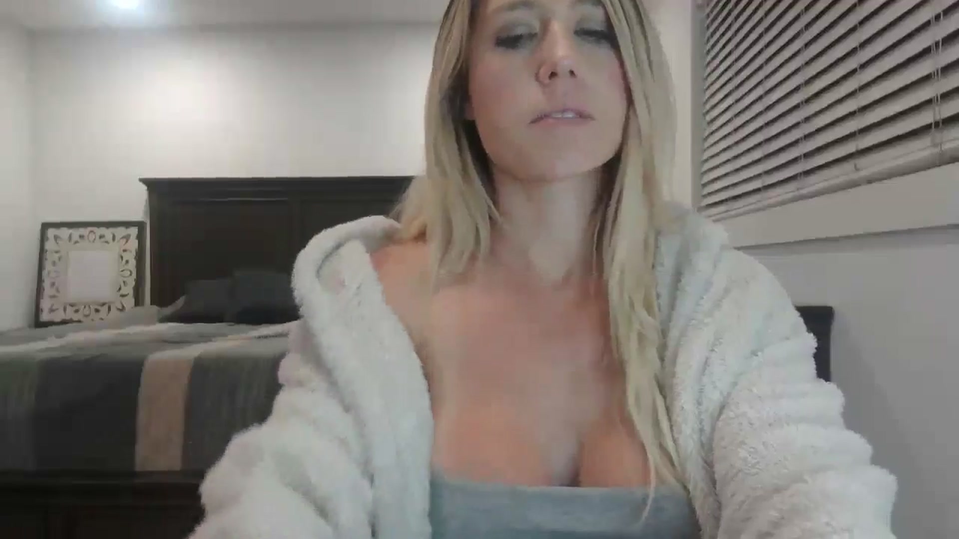 Gallery image thumbnail from blond_milf's myfreecams stream on, 12/12/2024, 07:50 image 17 of 20