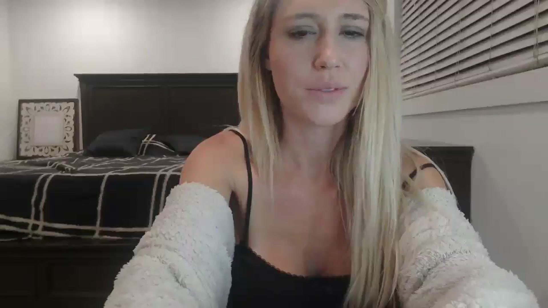 Gallery image thumbnail from blond_milf's myfreecams stream on, 12/17/2024, 07:13 image 2 of 20