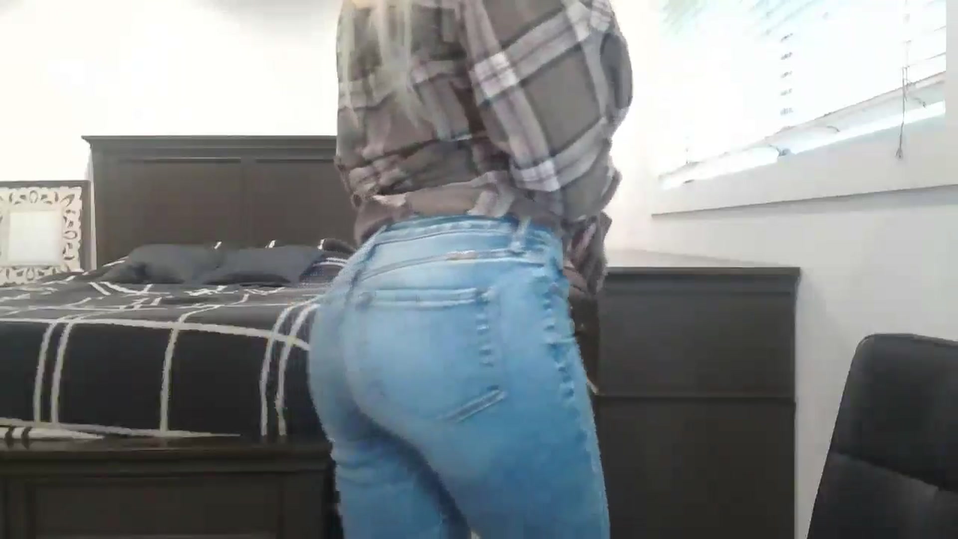Gallery image thumbnail from blond_milf's myfreecams stream on, 12/17/2024, 22:40 image 3 of 20