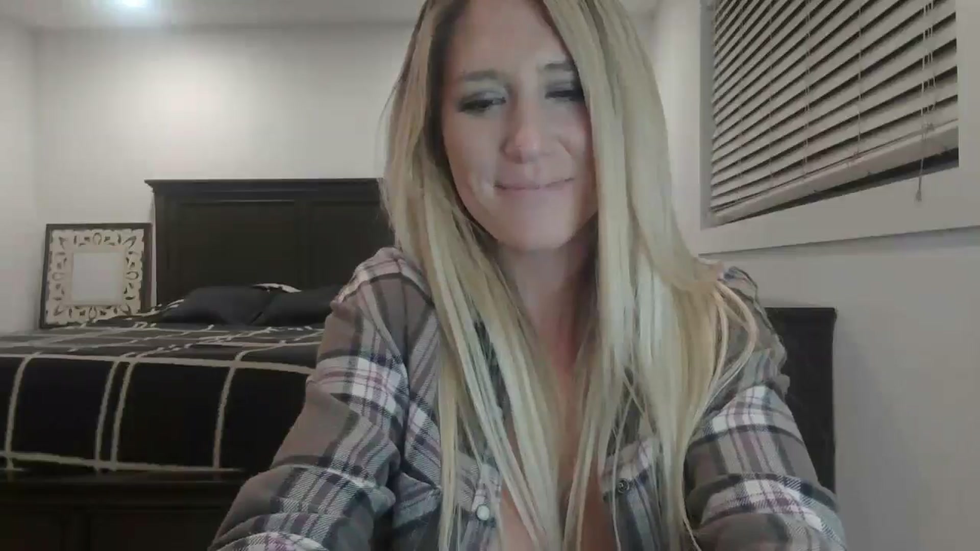Gallery image thumbnail from blond_milf's myfreecams stream on, 12/18/2024, 08:05 image 8 of 20